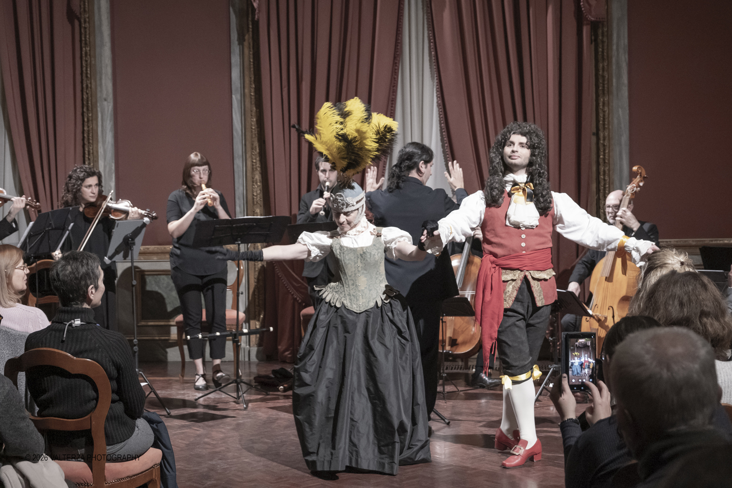 DSCF2506-2.jpg - 17/02/2026. Torino. A Palazzo Barolo nel Salone delle Feste, e' andato in scena  Carnevale Barocco - Musica & Cioccolato, uno spettacolo che intreccia storia, musica e gusto a chiusura della manifestazione. Nella foto balli d'epoca di due dei rievocatori