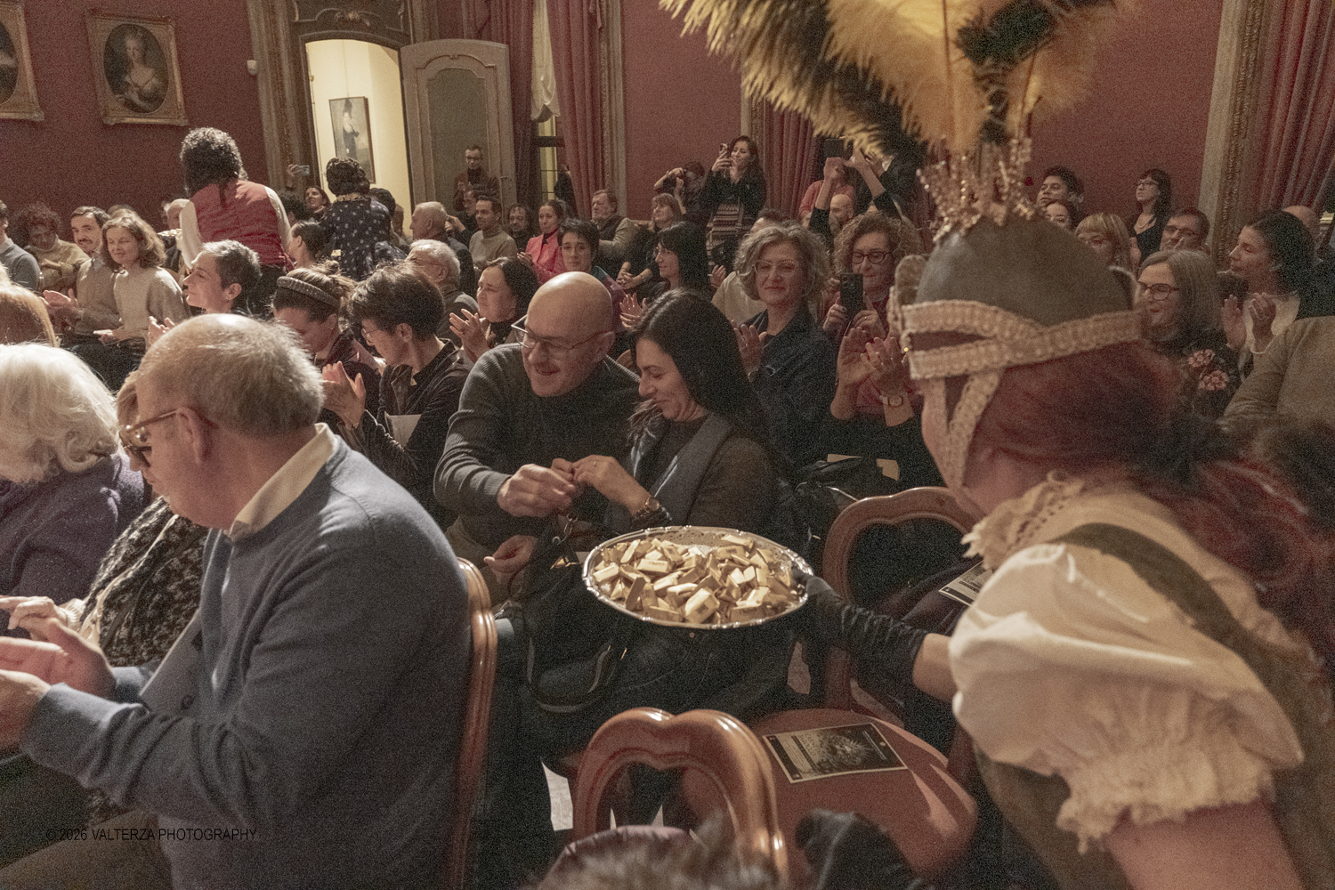 DSCF2597.jpg - 17/02/2026. Torino. A Palazzo Barolo nel Salone delle Feste, e' andato in scena  Carnevale Barocco - Musica & Cioccolato, uno spettacolo che intreccia storia, musica e gusto a chiusura della manifestazione. Nella foto dulcis in fundo arrivano i gianduiotti di Pfatisch