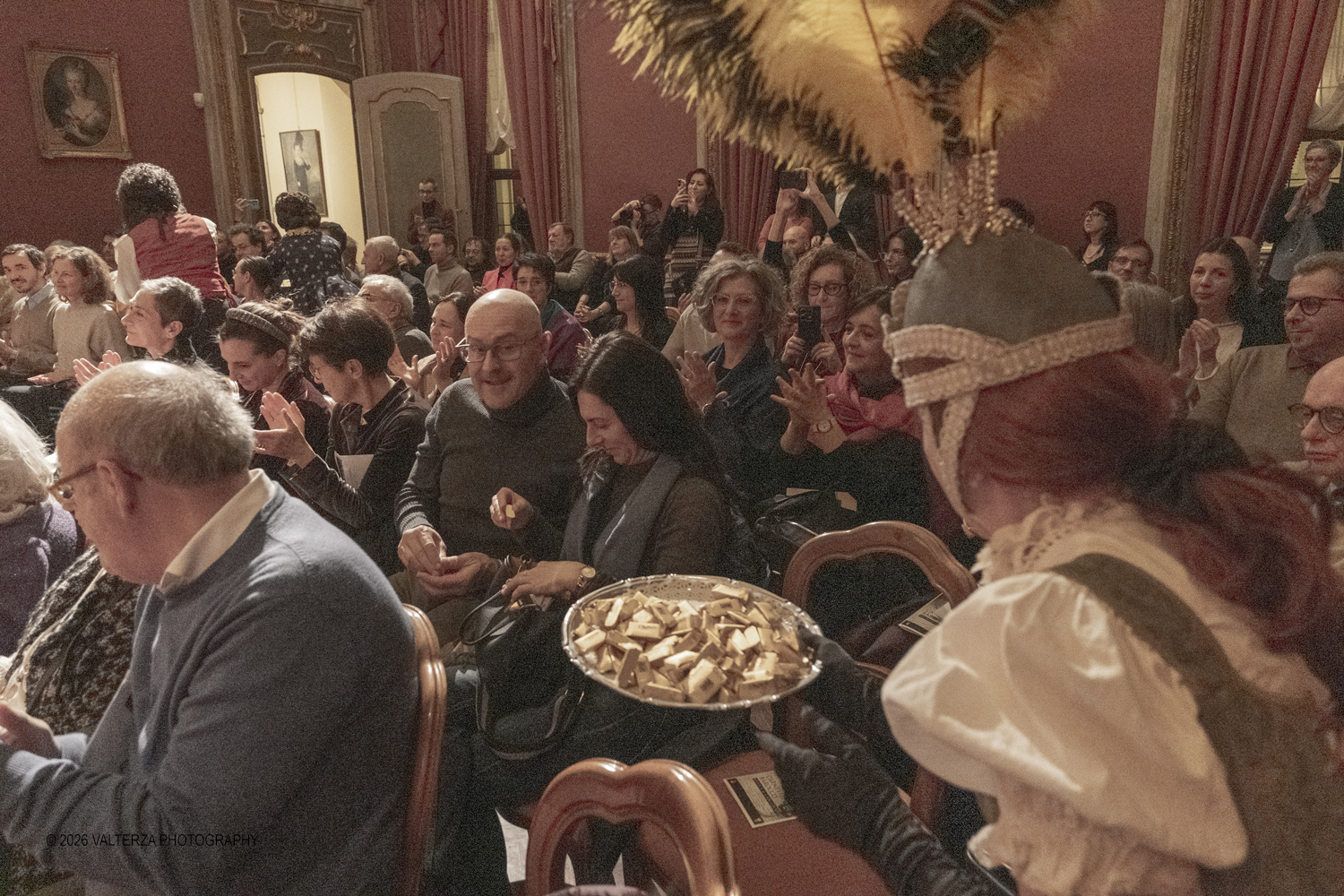 DSCF2598.jpg - 17/02/2026. Torino. A Palazzo Barolo nel Salone delle Feste, e' andato in scena  Carnevale Barocco - Musica & Cioccolato, uno spettacolo che intreccia storia, musica e gusto a chiusura della manifestazione. Nella foto dulcis in fundo arrivano i gianduiotti di Pfatisch