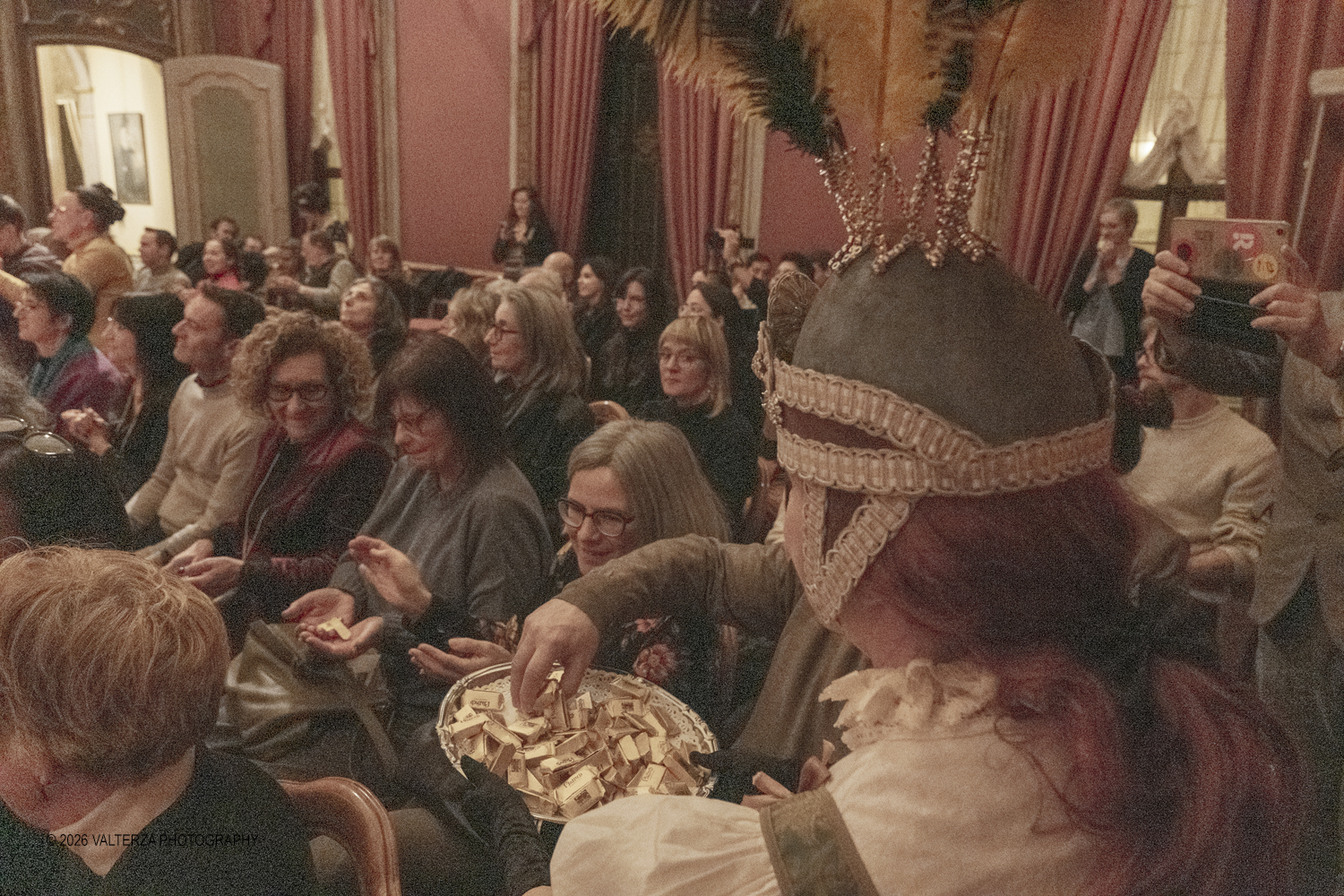 DSCF2602.jpg - 17/02/2026. Torino. A Palazzo Barolo nel Salone delle Feste, e' andato in scena  Carnevale Barocco - Musica & Cioccolato, uno spettacolo che intreccia storia, musica e gusto a chiusura della manifestazione. Nella foto dulcis in fundo arrivano i gianduiotti di Pfatisch