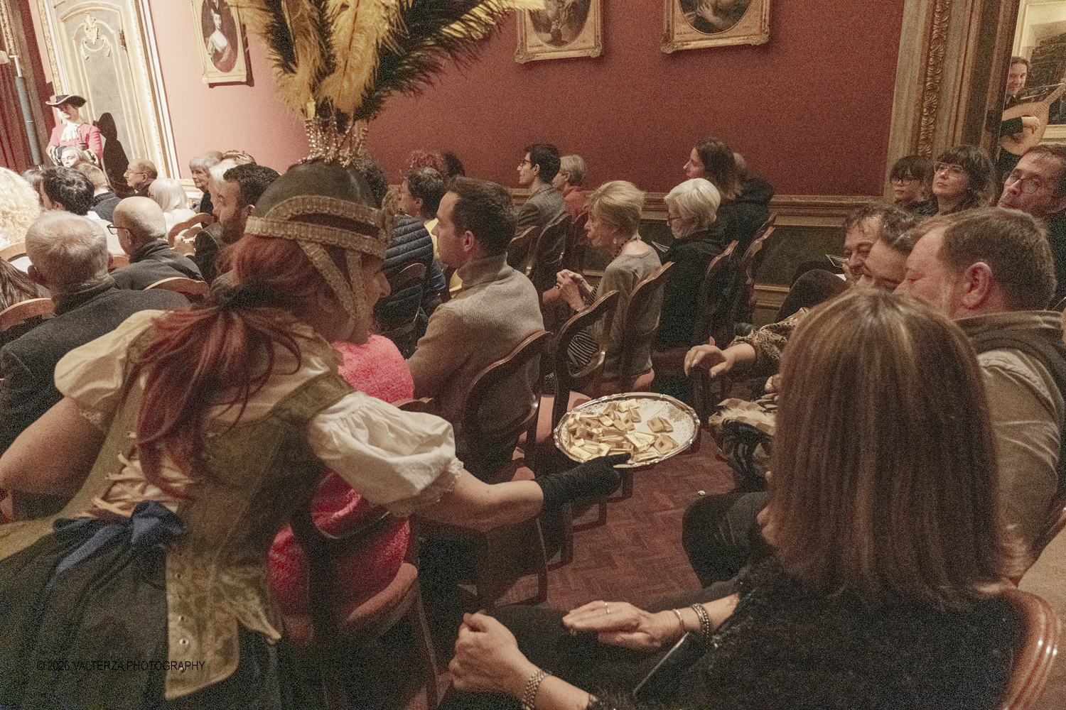 DSCF2605.jpg - 17/02/2026. Torino. A Palazzo Barolo nel Salone delle Feste, e' andato in scena  Carnevale Barocco - Musica & Cioccolato, uno spettacolo che intreccia storia, musica e gusto a chiusura della manifestazione. Nella foto dulcis in fundo arrivano i gianduiotti di Pfatisch