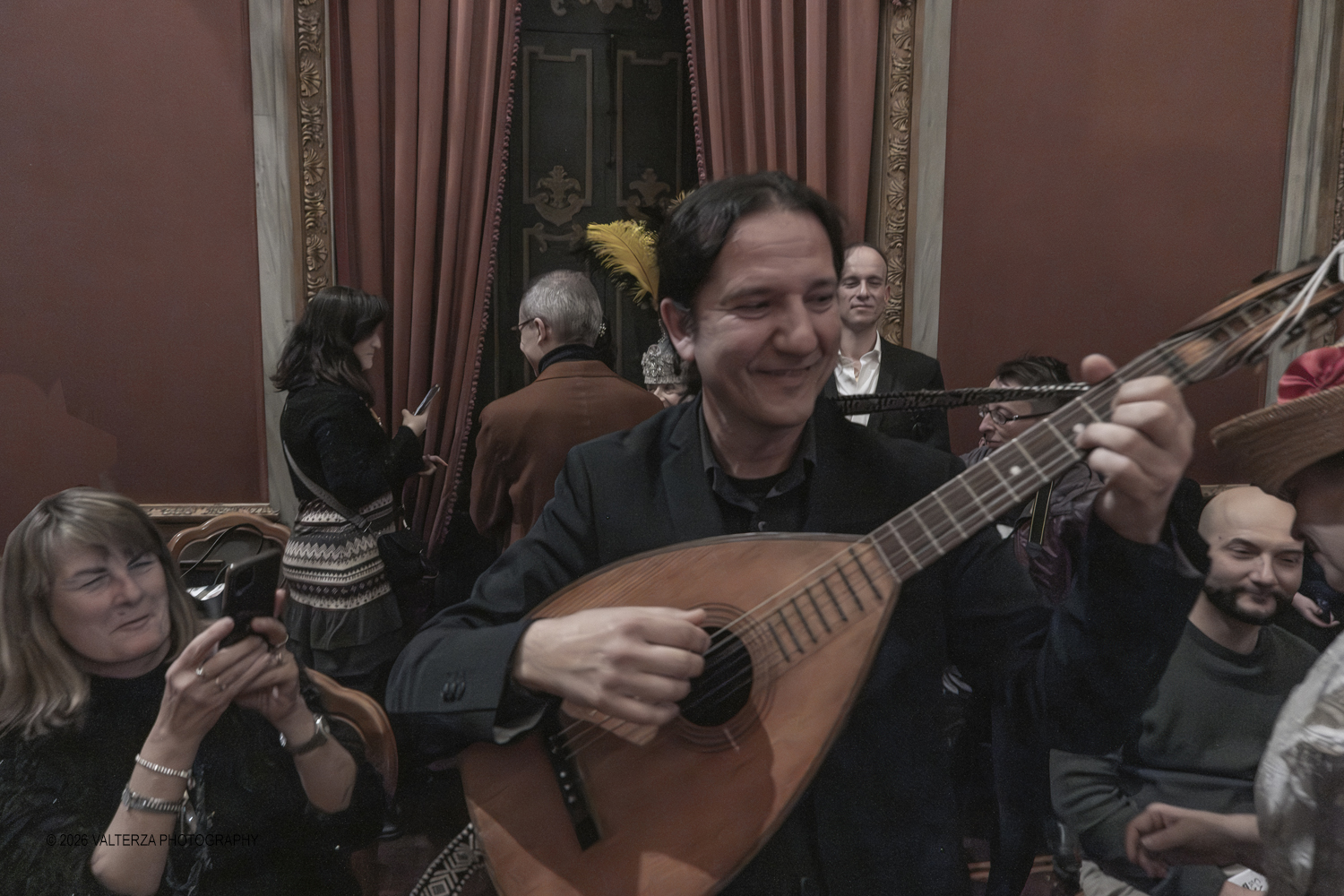 DSCF2622.jpg - 17/02/2026. Torino. A Palazzo Barolo nel Salone delle Feste, e' andato  in scena Carnevale Barocco - Musica & Cioccolato, uno spettacolo che intreccia storia, musica e gusto a chiusura della manifestazione. Nella foto  a fine concerto il  Maestro Fabio Furnari si esibisce con uno strumento d'epoca