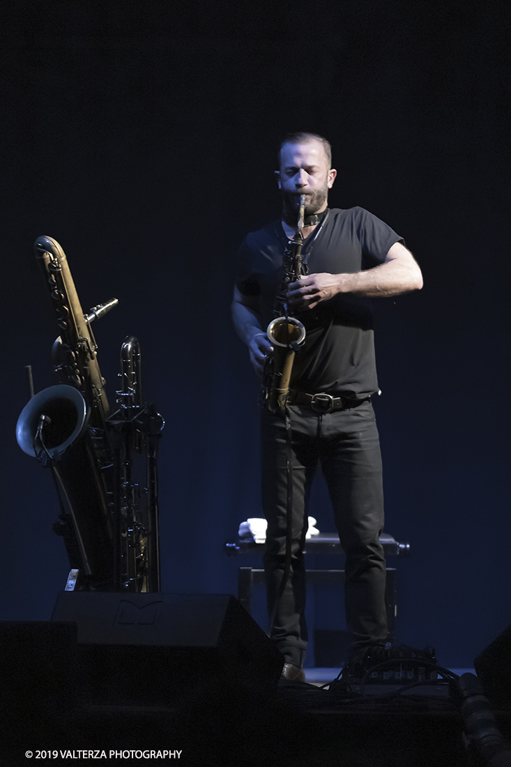 _G3I0777.jpg - 04/04/2019. Rivoli. Colin Stetson, considerato una leggenda vivente per il suo talento innovatore, Colin Stetson ha collaborato con decine di artisti tra cui Tom Waits, Arcade Fire, TV on the Radio, Feist, Bon Iver e The National. Nel 2008 ha pubblicato il suo primo album solista ed Ã¨ entrato immediatamente nella short-list dei finalisti per il Polaris Music Prize. Nella foto Colin Stetson al sax