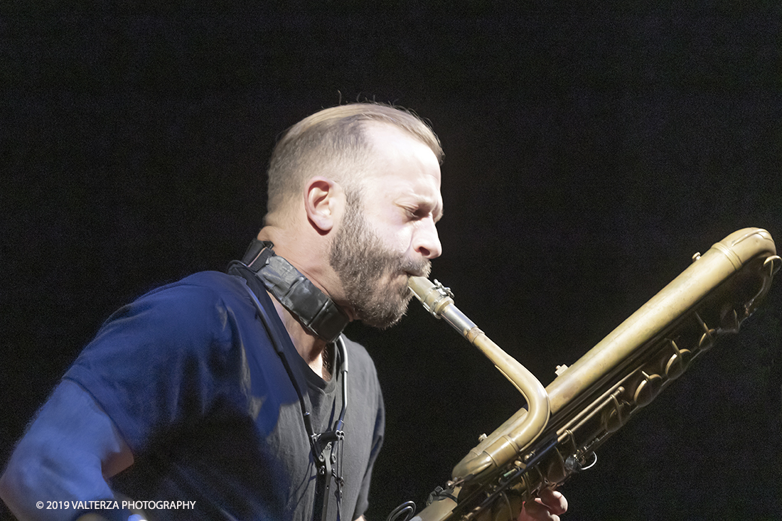 _G3I0802.jpg - 04/04/2019. Rivoli. Colin Stetson, considerato una leggenda vivente per il suo talento innovatore, Colin Stetson ha collaborato con decine di artisti tra cui Tom Waits, Arcade Fire, TV on the Radio, Feist, Bon Iver e The National. Nel 2008 ha pubblicato il suo primo album solista ed Ã¨ entrato immediatamente nella short-list dei finalisti per il Polaris Music Prize. Nella foto Colin Stetson al sax