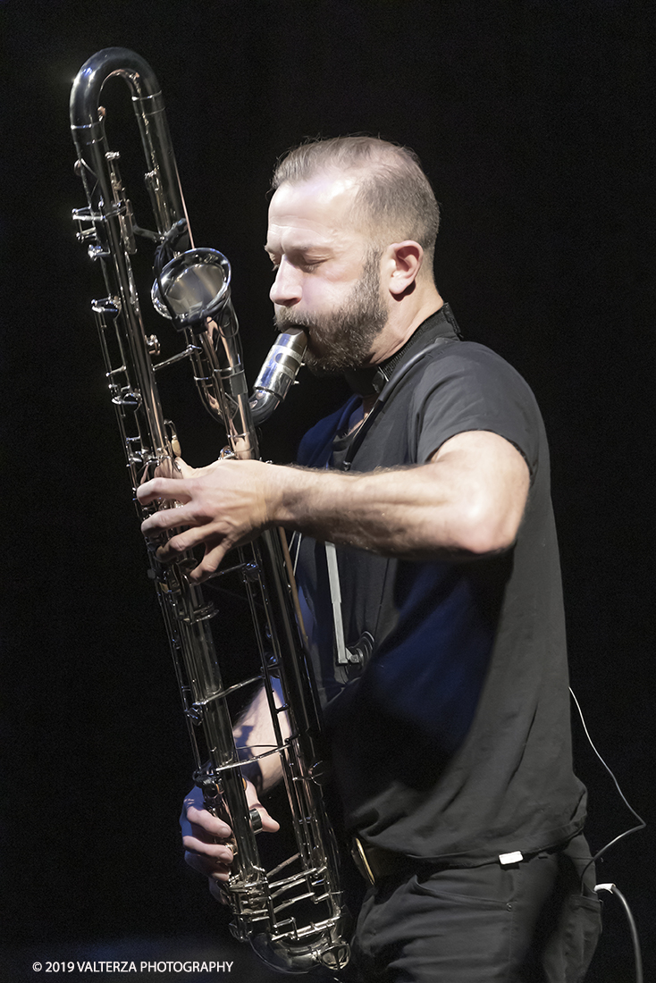 _G3I0895.jpg - 04/04/2019. Rivoli. Colin Stetson, considerato una leggenda vivente per il suo talento innovatore, Colin Stetson ha collaborato con decine di artisti tra cui Tom Waits, Arcade Fire, TV on the Radio, Feist, Bon Iver e The National. Nel 2008 ha pubblicato il suo primo album solista ed Ã¨ entrato immediatamente nella short-list dei finalisti per il Polaris Music Prize. Nella foto Colin Stetson al sax