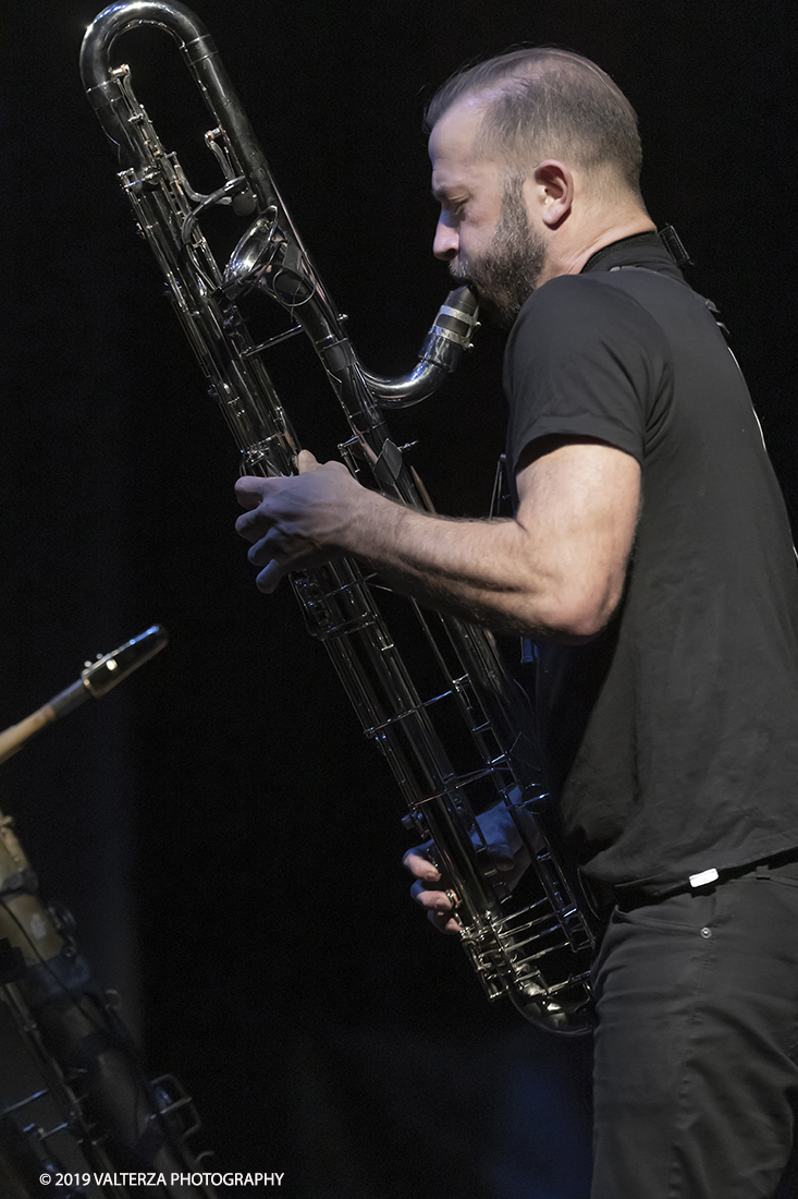 _G3I1018.jpg - 04/04/2019. Rivoli. Colin Stetson, considerato una leggenda vivente per il suo talento innovatore, Colin Stetson ha collaborato con decine di artisti tra cui Tom Waits, Arcade Fire, TV on the Radio, Feist, Bon Iver e The National. Nel 2008 ha pubblicato il suo primo album solista ed Ã¨ entrato immediatamente nella short-list dei finalisti per il Polaris Music Prize. Nella foto Colin Stetson al sax