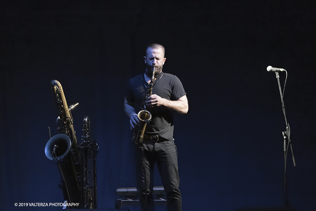 _G3I1154.jpg - 04/04/2019. Rivoli. Colin Stetson, considerato una leggenda vivente per il suo talento innovatore, Colin Stetson ha collaborato con decine di artisti tra cui Tom Waits, Arcade Fire, TV on the Radio, Feist, Bon Iver e The National. Nel 2008 ha pubblicato il suo primo album solista ed Ã¨ entrato immediatamente nella short-list dei finalisti per il Polaris Music Prize. Nella foto Colin Stetson al sax