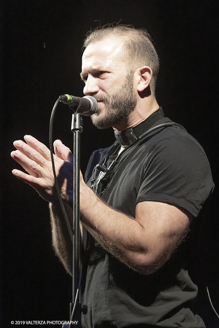 _G3I1176.jpg - 04/04/2019. Rivoli. Colin Stetson, considerato una leggenda vivente per il suo talento innovatore, Colin Stetson ha collaborato con decine di artisti tra cui Tom Waits, Arcade Fire, TV on the Radio, Feist, Bon Iver e The National. Nel 2008 ha pubblicato il suo primo album solista ed Ã¨ entrato immediatamente nella short-list dei finalisti per il Polaris Music Prize. Nella foto Colin Stetson ringrazia il pubblico entusiasta.