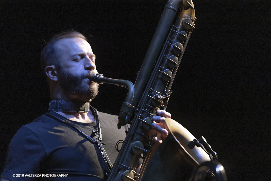 _G3I1219.jpg - 04/04/2019. Rivoli. Colin Stetson, considerato una leggenda vivente per il suo talento innovatore, Colin Stetson ha collaborato con decine di artisti tra cui Tom Waits, Arcade Fire, TV on the Radio, Feist, Bon Iver e The National. Nel 2008 ha pubblicato il suo primo album solista ed Ã¨ entrato immediatamente nella short-list dei finalisti per il Polaris Music Prize. Nella foto Colin Stetson al sax