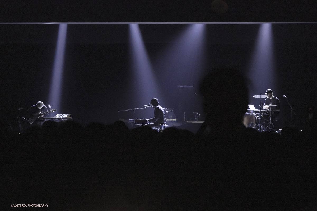 _G5A4096.jpg - 02/07/2025. Torino.  James Blake, uno degli artisti piÃ¹ innovativi della scena musicale contemporanea, per unâ€™unica data imperdibile alle OGR. Acting act del gruppo milanese  Prima stanza a destra