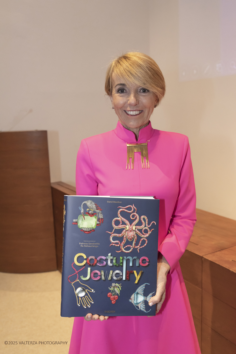 _Z3A5139.jpg - 15/12/2025. Torino. Presentazione del volume Costume Jewelry. The Collection of Patrizia Sandretto Re Rebaudengo edito da TASCHEN. Nella foto Patrizia Sandretto Re Rebaudengo con il libro