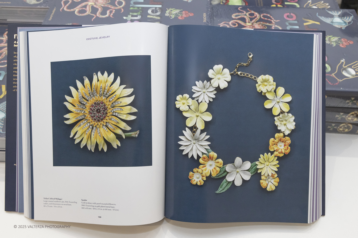 _Z3A5149.jpg - 15/12/2025. Torino. Presentazione del volume Costume Jewelry. The Collection of Patrizia Sandretto Re Rebaudengo edito da TASCHEN. Nella foto il libro in presentazione