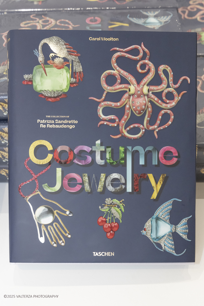 _Z3A5151.jpg - 15/12/2025. Torino. Presentazione del volume Costume Jewelry. The Collection of Patrizia Sandretto Re Rebaudengo edito da TASCHEN. Nella foto il libro in presentazione