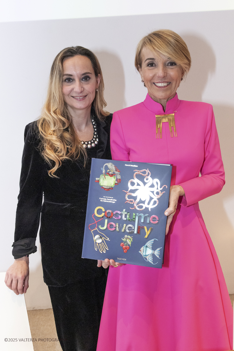 _Z3A5235.jpg - 15/12/2025. Torino. Presentazione del volume Costume Jewelry. The Collection of Patrizia Sandretto Re Rebaudengo edito da TASCHEN. Nella foto Paola Stroppiana e Patrizia Sandretto Re Rebaudengo con il volume