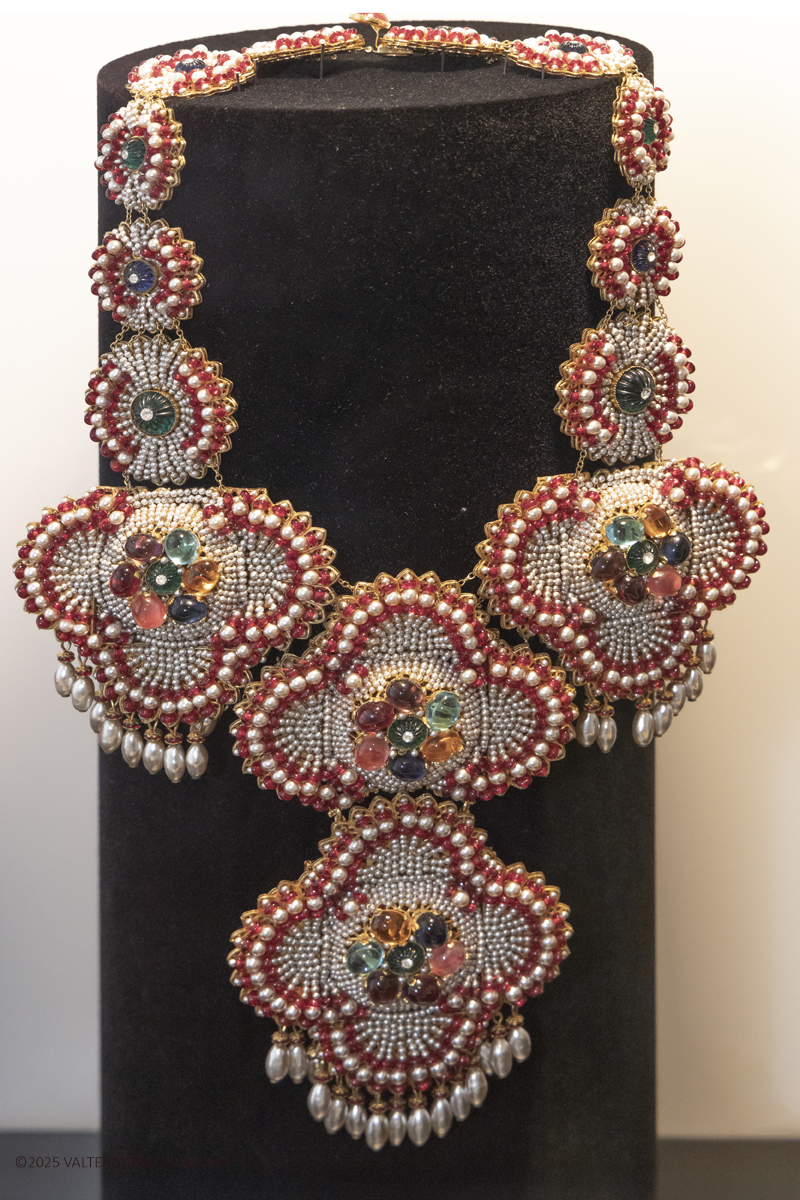 _Z3A5261.jpg - 15/12/2025. Torino. Presentazione del volume Costume Jewelry. The Collection of Patrizia Sandretto Re Rebaudengo edito da TASCHEN. Nella foto Collane del Designer William de Lillo pubblicate nel libro in esposiozione