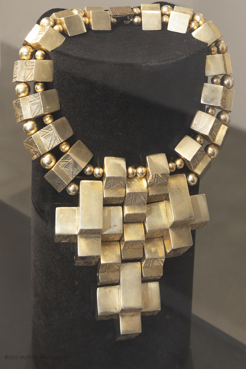 _Z3A5272.jpg - 15/12/2025. Torino. Presentazione del volume Costume Jewelry. The Collection of Patrizia Sandretto Re Rebaudengo edito da TASCHEN. Nella foto Collane del Designer William de Lillo pubblicate nel libro in esposiozione