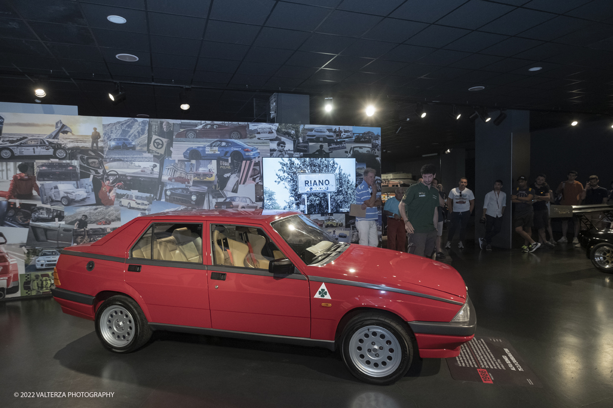 _DSF0680.jpg - 16/07/2022. Torino. Fondatore della â€œDrive Experience Academyâ€� e ideatore di seguitissimi format social come â€œDal pollaio alla pistaâ€� e â€œLe Regineâ€�, Davide Cironi racconta la sua vita tra le auto e i motori nel corner â€œDriveExperienceâ€� al MAUTO, dove a rotazione saranno esposte le vetture protagoniste delle sue appassionanti storie- Nella foto Davide Cironi raccconta della sua esperienza con lâ€™Alfa Romeo 75