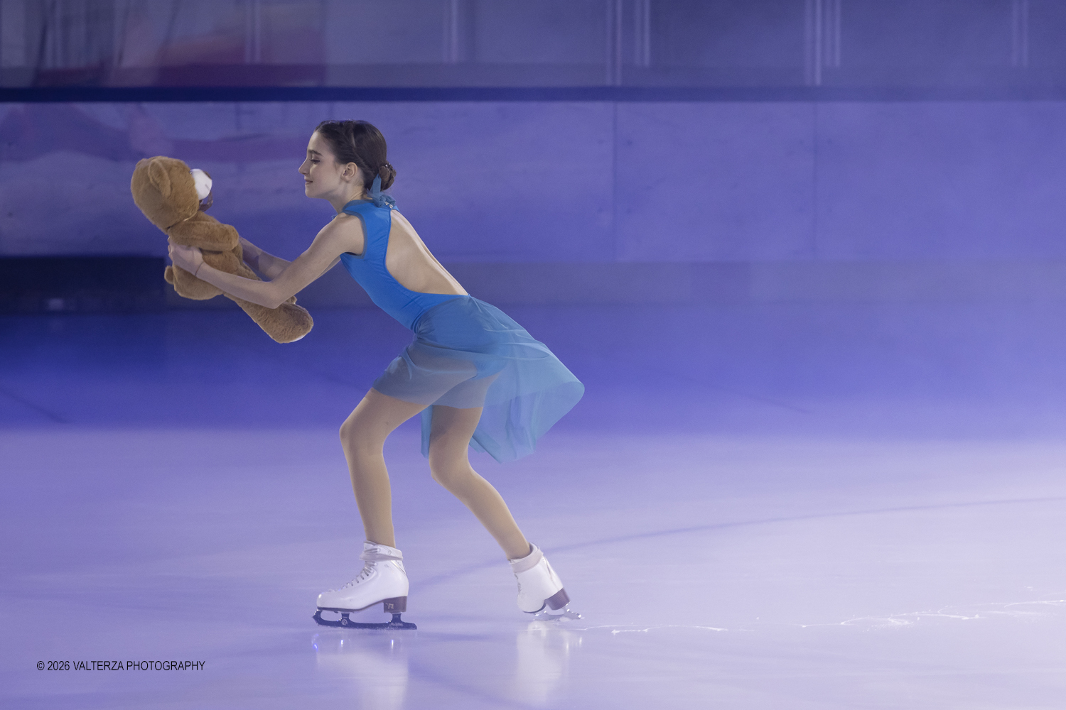 _G5A6823.jpg - 16/01/2026. Torino. " Dreams on Ice" La storia di Dreams on Ice (edizione 2026) Ã¨ concepita come un racconto emozionale  che celebra la fantasia dei bambini. Nella foto Bimba con il suo orsetto Pattinatrice Delia