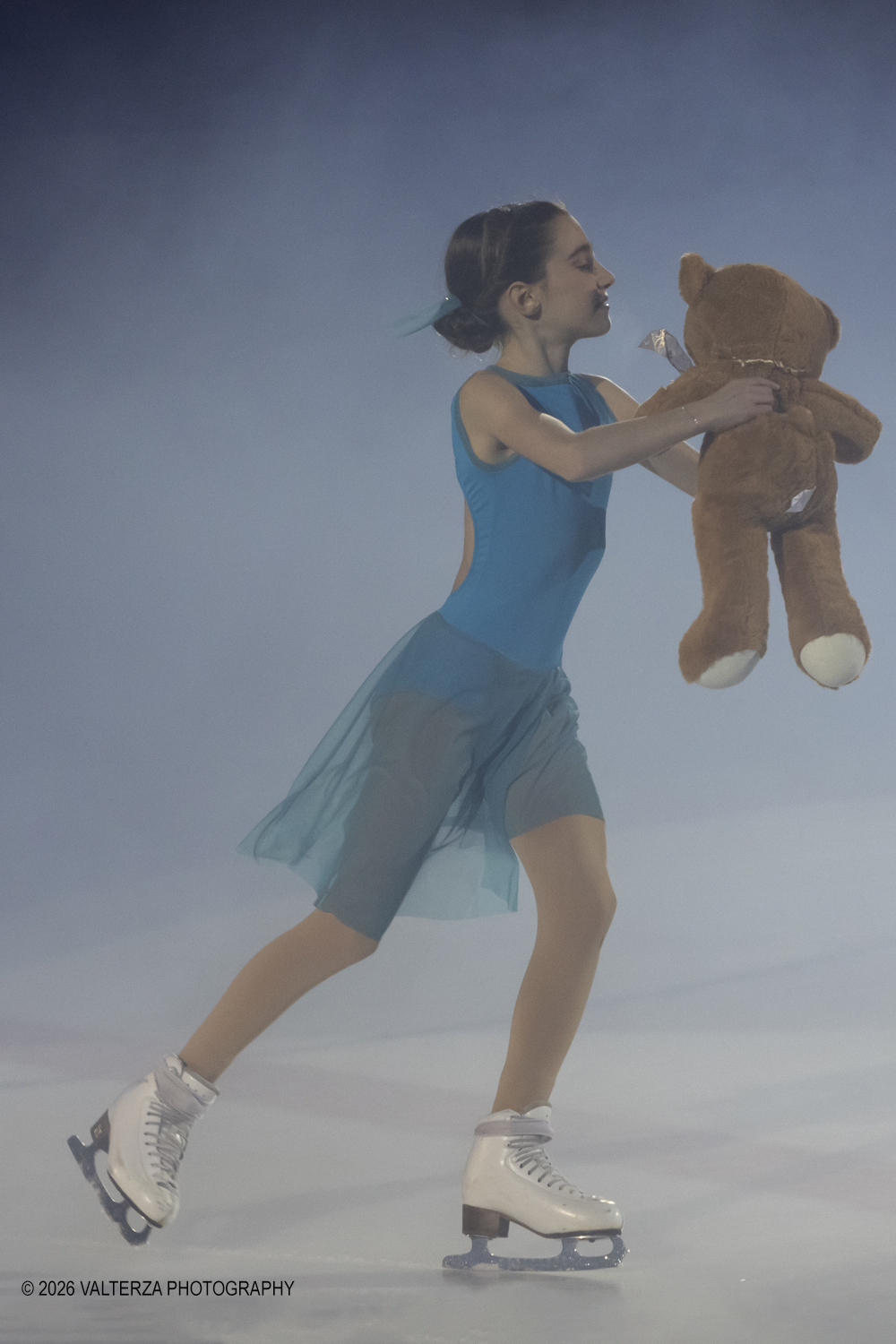 _G5A6870.jpg - 16/01/2026. Torino. " Dreams on Ice" La storia di Dreams on Ice (edizione 2026) Ã¨ concepita come un racconto emozionale  che celebra la fantasia dei bambini. Nella foto Bimba con il suo orsetto Pattinatrice Delia