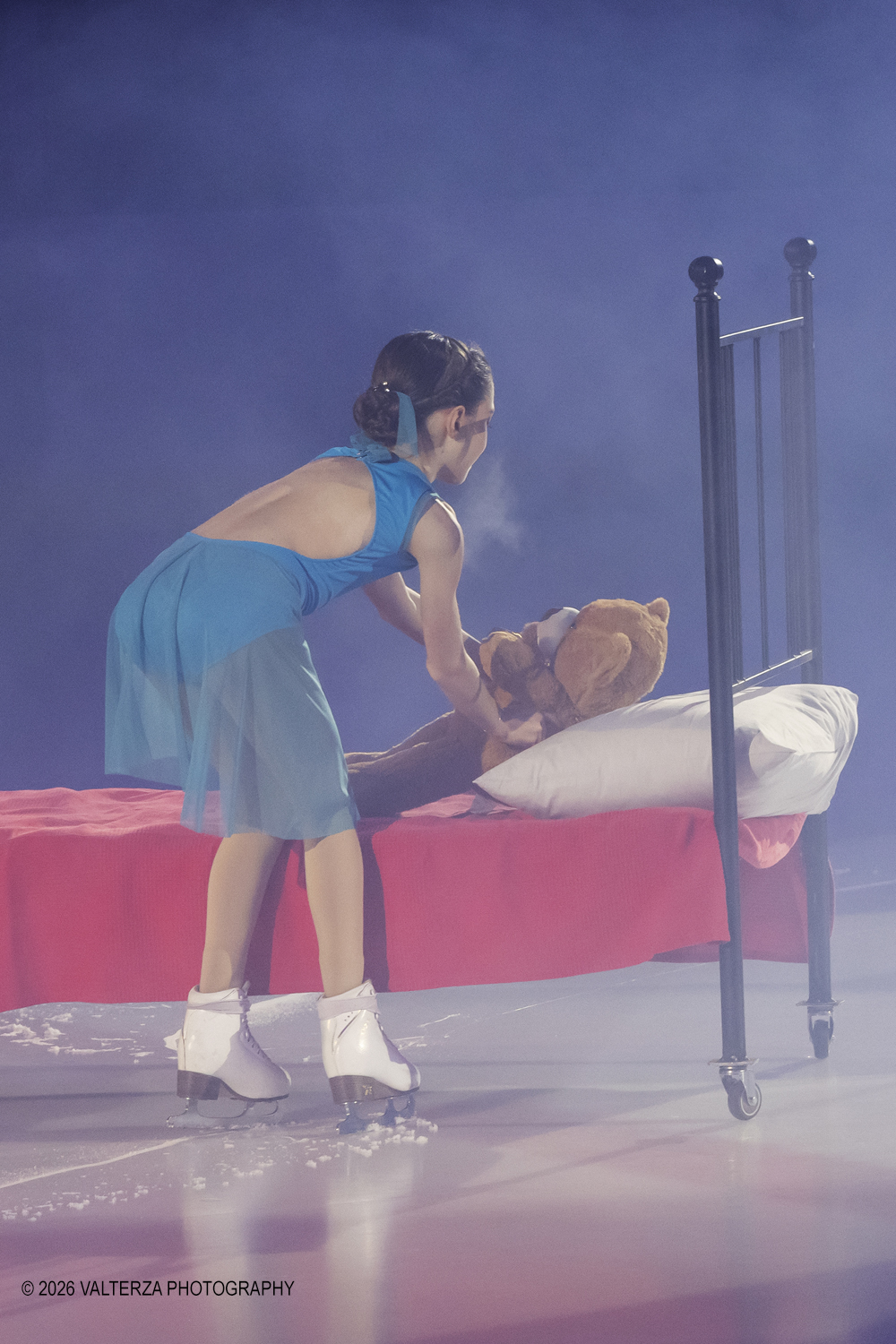 _G5A6920.jpg - 16/01/2026. Torino. " Dreams on Ice" La storia di Dreams on Ice (edizione 2026) Ã¨ concepita come un racconto emozionale  che celebra la fantasia dei bambini. Nella foto Bimba con il suo orsetto Pattinatrice Delia