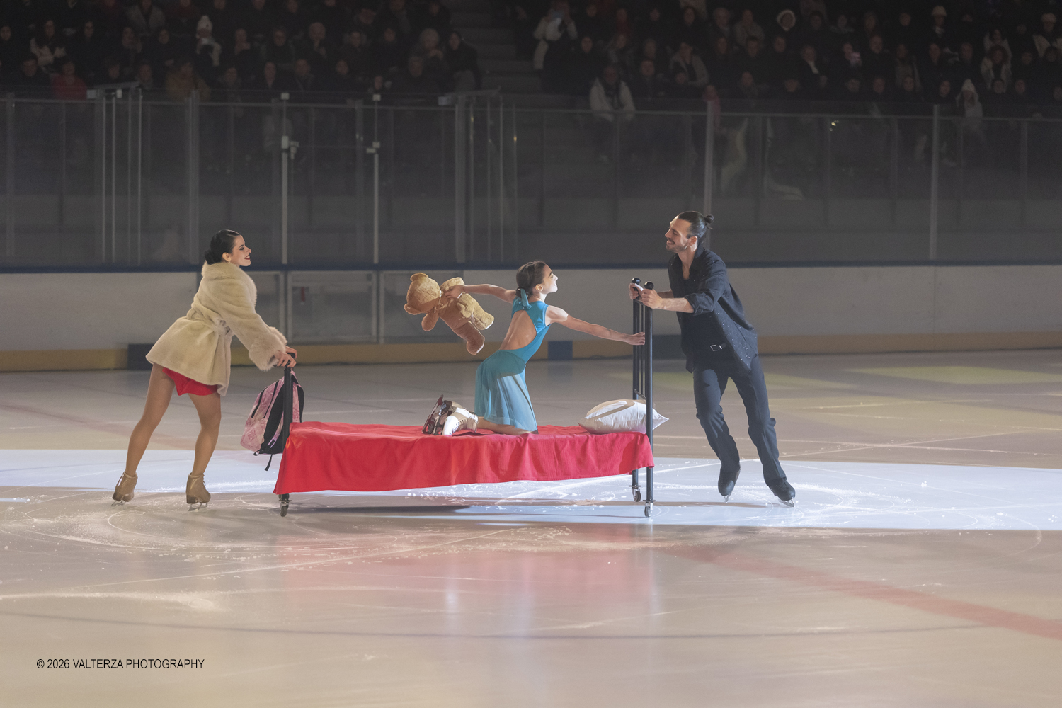 _G5A7534.jpg - 16/01/2026. Torino. " Dreams on Ice" La storia di Dreams on Ice (edizione 2026) Ã¨ concepita come un racconto emozionale  che celebra la fantasia dei bambini. Nella foto bimba con i suoi genitori pattinatori Lukas e Jasmine con Delia