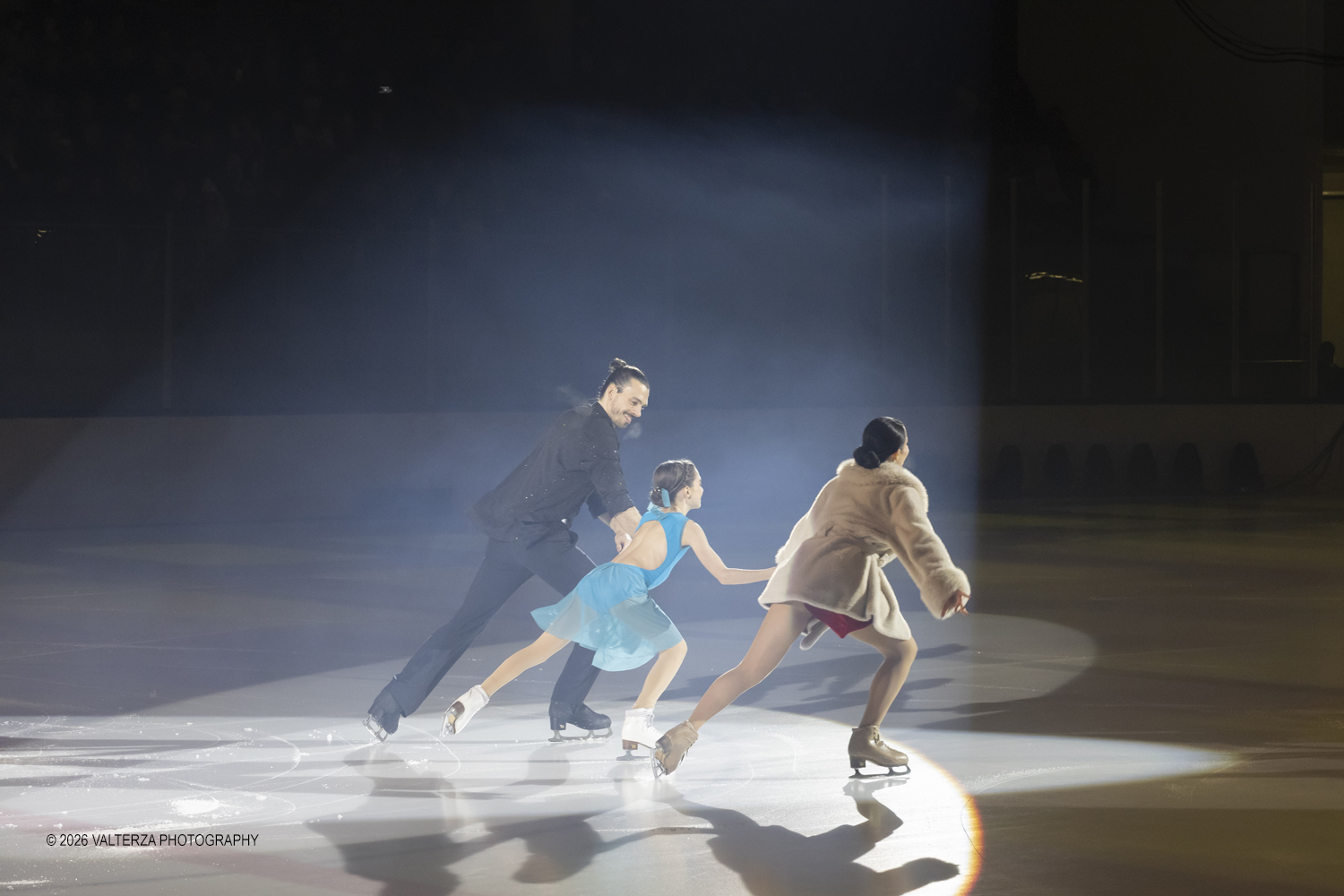 _G5A7614.jpg - 16/01/2026. Torino. " Dreams on Ice" La storia di Dreams on Ice (edizione 2026) Ã¨ concepita come un racconto emozionale  che celebra la fantasia dei bambini. Nella foto bimba con i suoi genitori pattinatori Lukas e Jasmine con Delia