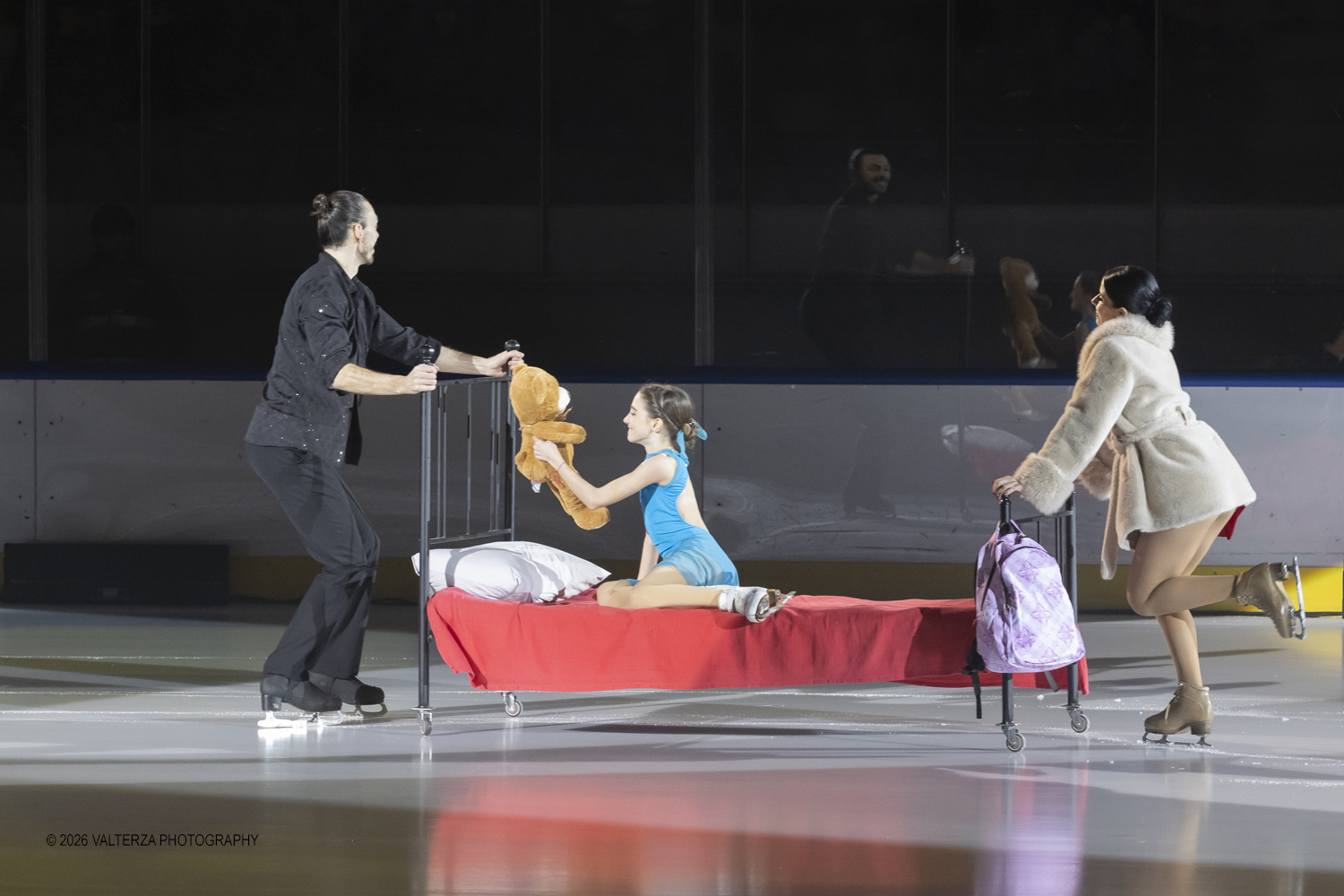 _G5A7785.jpg - 16/01/2026. Torino. " Dreams on Ice" La storia di Dreams on Ice (edizione 2026) Ã¨ concepita come un racconto emozionale  che celebra la fantasia dei bambini. Nella foto bimba con i suoi genitori pattinatori Lukas e Jasmine con Delia