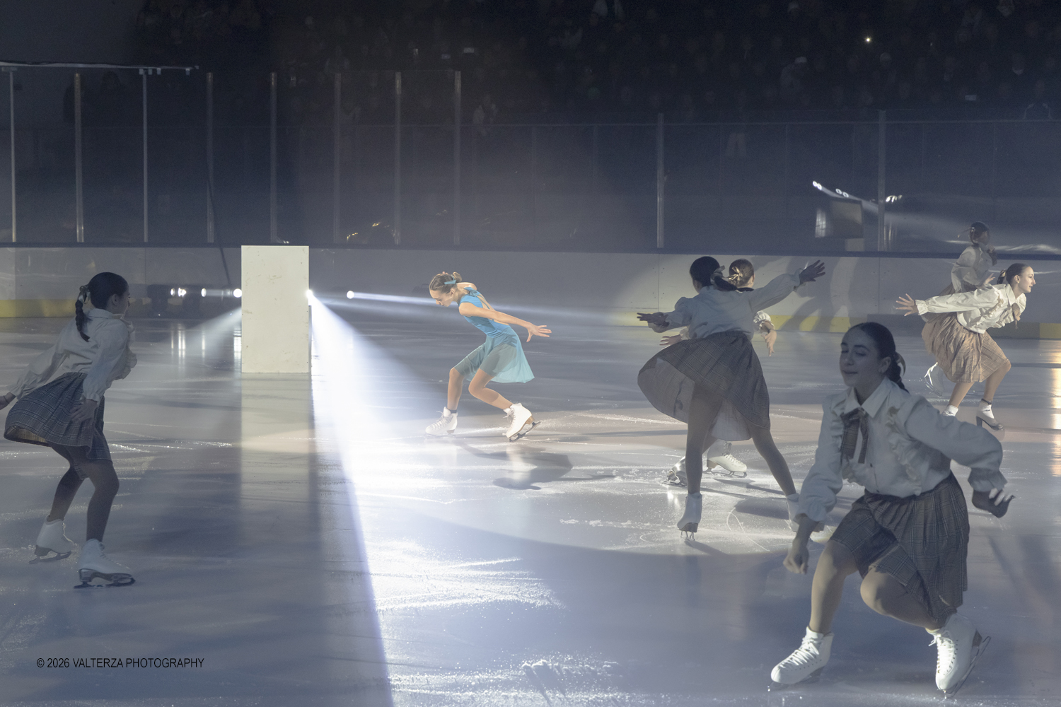 _Z3A1568.jpg - 16/01/2026. Torino. " Dreams on Ice" La storia di Dreams on Ice (edizione 2026) Ã¨ concepita come un racconto emozionale che celebra la fantasia dei bambini. Nella foto  "teenage dreams" esibizione di gruppo con al centro la pattinatrice Carola