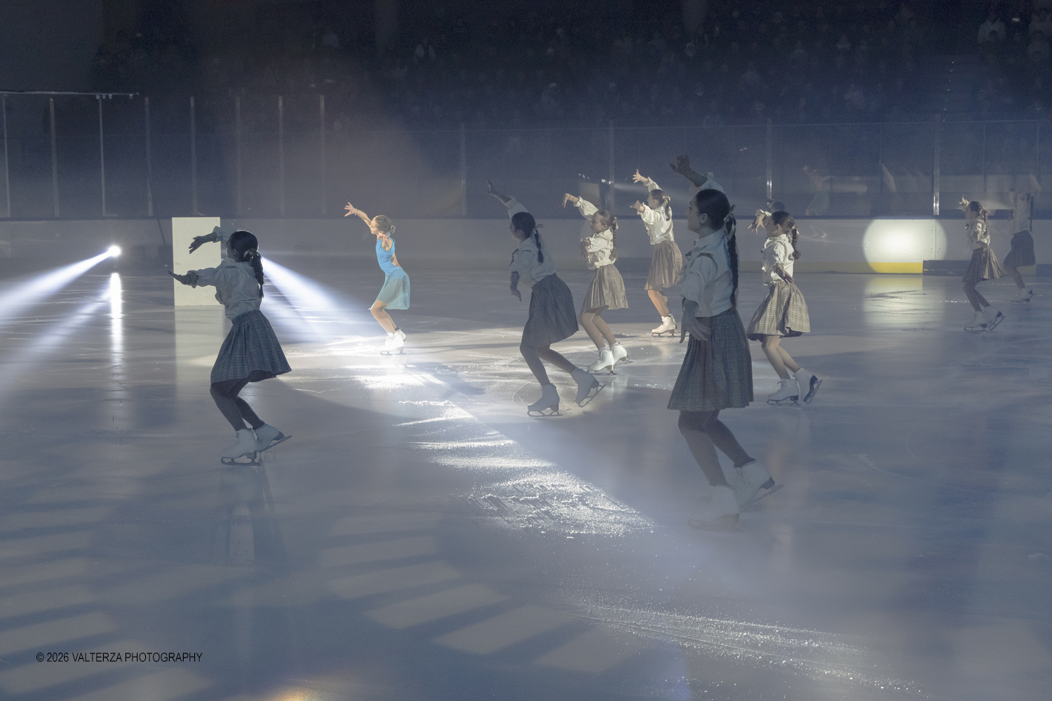 _Z3A1594.jpg - 16/01/2026. Torino. " Dreams on Ice" La storia di Dreams on Ice (edizione 2026) Ã¨ concepita come un racconto emozionale che celebra la fantasia dei bambini. Nella foto  "teenage dreams" esibizione di gruppo con al centro la pattinatrice Carola