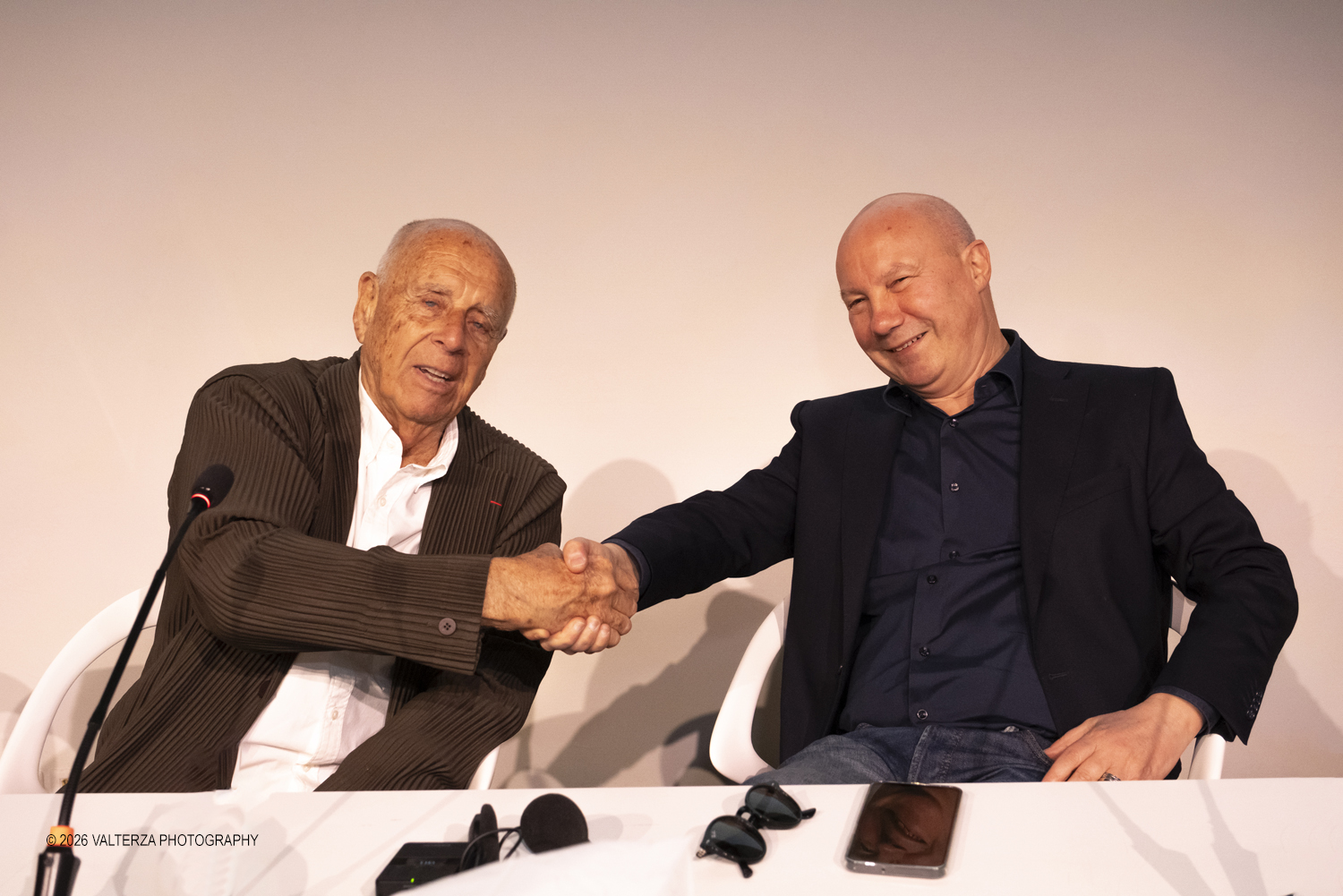 _DSF2791.jpg - 11/04/2026. Torino. A CAMERA Ralph Gibson dialoga con Giangavino Pazzola e Walter Guadagnini a partire dalla mostra Self Exposed, ospitata allâ€™Archivio di Stato di Torino. Nella foto il fotografo Ralph Gibson e Walter Guadagnini Direttore artistico del Torino Photo Festival