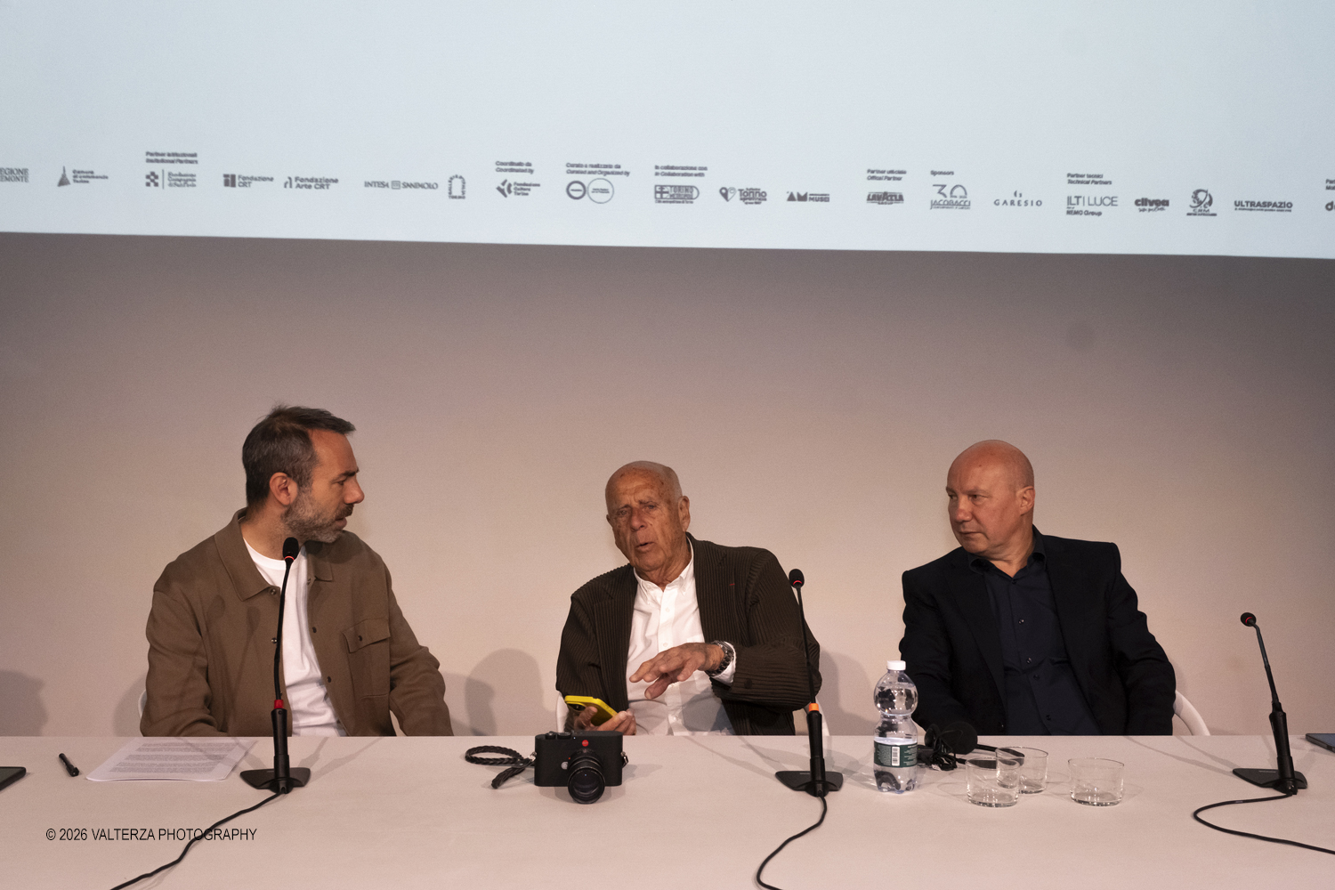 _DSF2810.jpg - 11/04/2026. Torino. A CAMERA Ralph Gibson dialoga con Giangavino Pazzola e Walter Guadagnini a partire dalla mostra Self Exposed, ospitata allâ€™Archivio di Stato di Torino. Nella foto Giangavino Pazzola curatore della mostra Self Exposed, il fotografo Ralph Gibson e Walter Guadagnini Direttore artistico del Torino Photo Festival