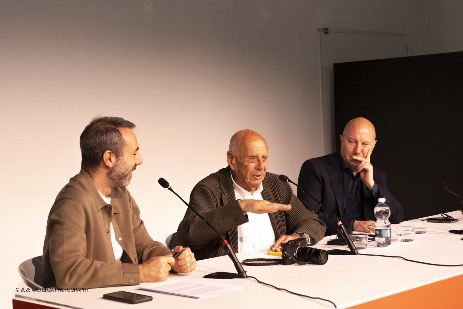 _DSF2876.jpg - 11/04/2026. Torino. A CAMERA Ralph Gibson dialoga con Giangavino Pazzola e Walter Guadagnini a partire dalla mostra Self Exposed, ospitata allâ€™Archivio di Stato di Torino. Nella foto Giangavino Pazzola curatore della mostra Self Exposed, il fotografo Ralph Gibson e Walter Guadagnini Direttore artistico del Torino Photo Festival