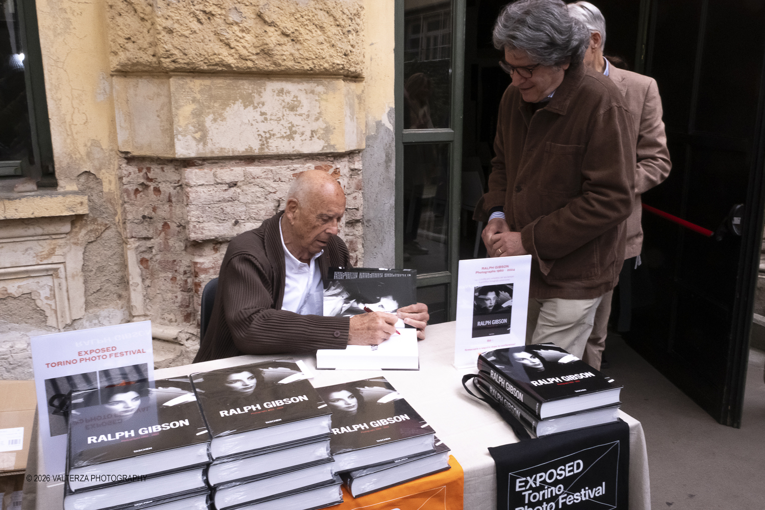 _DSF2908.jpg - 11/04/2026. Torino. A CAMERA Ralph Gibson dialoga con Giangavino Pazzola e Walter Guadagnini a partire dalla mostra Self Exposed, ospitata allâ€™Archivio di Stato di Torino. Nella foto il Fotografo Ralph Gibson al firmalibro