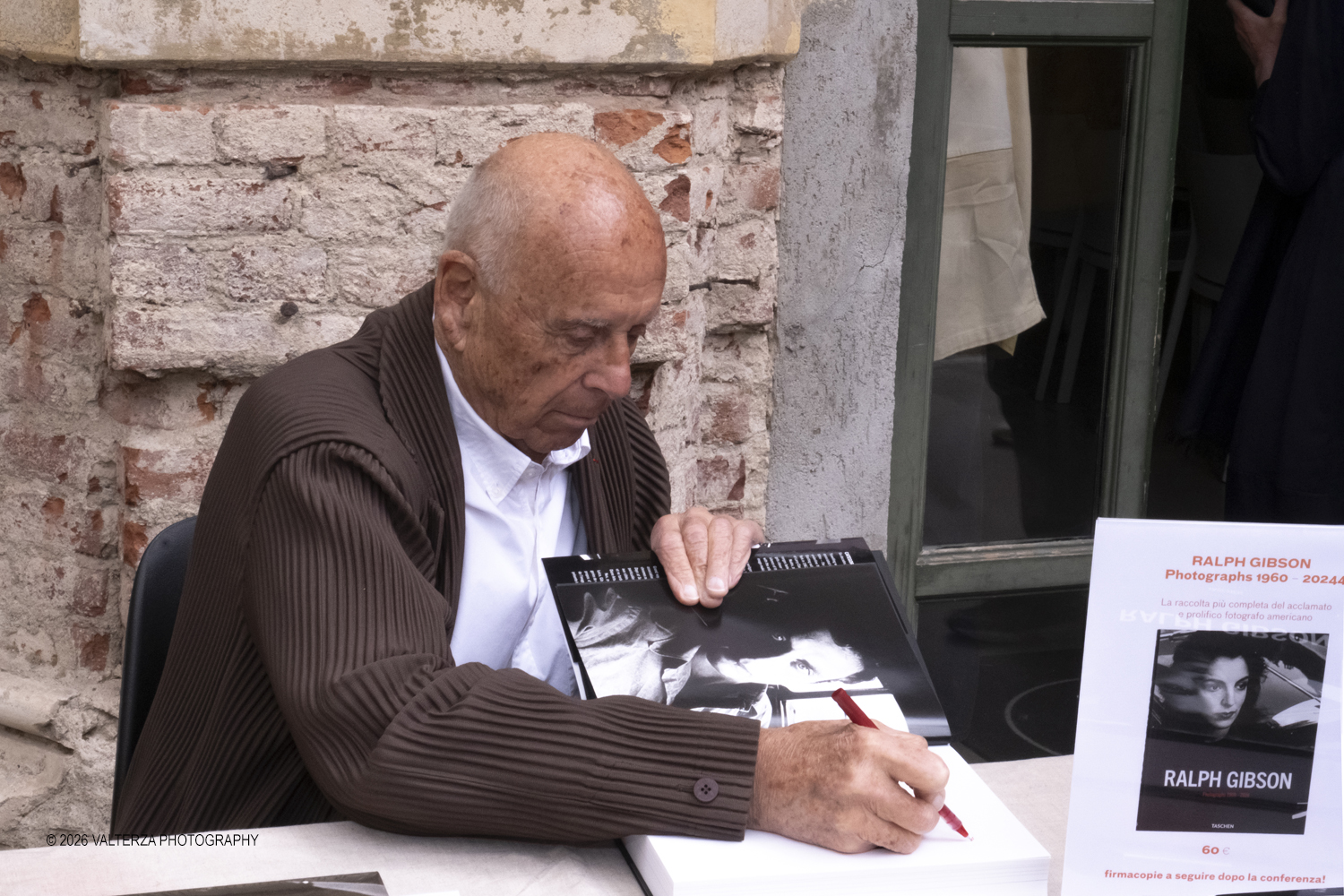 _DSF2922.jpg - 11/04/2026. Torino. A CAMERA Ralph Gibson dialoga con Giangavino Pazzola e Walter Guadagnini a partire dalla mostra Self Exposed, ospitata allâ€™Archivio di Stato di Torino. Nella foto il Fotografo Ralph Gibson al firmalibro