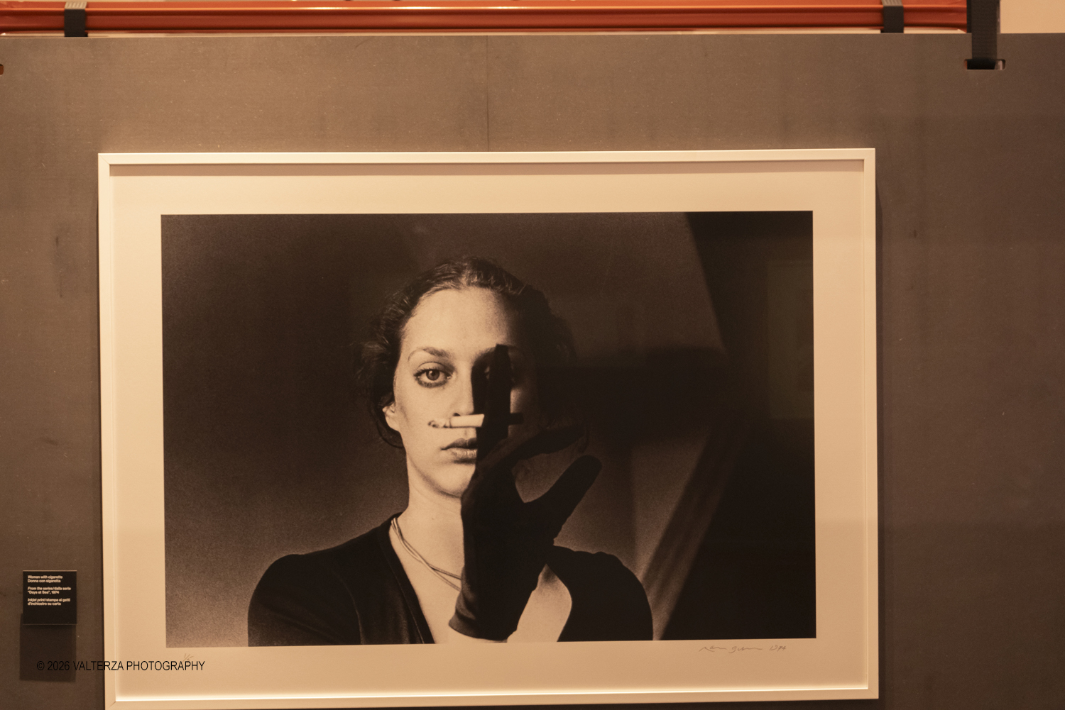 _DSF3081.jpg - 11/04/2026. Torino Archivio di Stato. Mostra "Ralph Gibson Self Exposed"Tramite una selezione di 70 opere che attraversano oltre cinquantâ€™anni di carriera, la mostra rende omaggio a uno dei maestri piÃ¹ influenti della fotografia contemporanea: lâ€™americano Ralph Gibson. Nella foto  "Donna con sigaretta" dalla serie Days at Sea, 1974