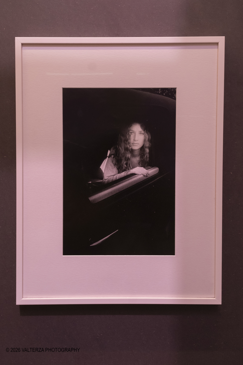 _DSF3109.jpg - 11/04/2026. Torino Archivio di Stato. Mostra "Ralph Gibson Self Exposed"Tramite una selezione di 70 opere che attraversano oltre cinquantâ€™anni di carriera, la mostra rende omaggio a uno dei maestri piÃ¹ influenti della fotografia contemporanea: lâ€™americano Ralph Gibson. Nella foto "Sheila in the car" dalla serie The sonnambulist, 1969-1970
