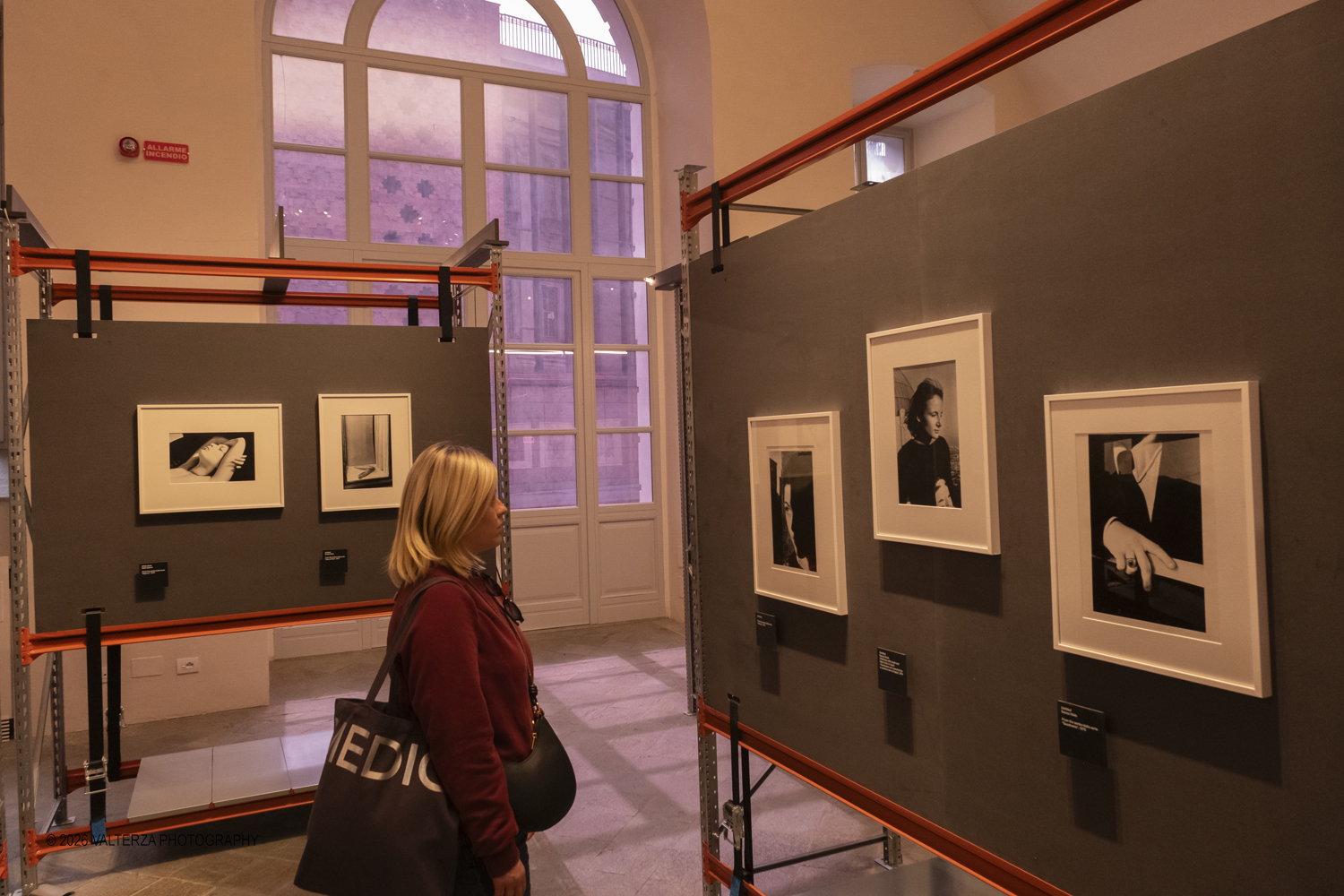 _DSF3129.jpg - 11/04/2026. Torino Archivio di Stato. Mostra "Ralph Gibson Self Exposed"Tramite una selezione di 70 opere che attraversano oltre cinquantâ€™anni di carriera, la mostra rende omaggio a uno dei maestri piÃ¹ influenti della fotografia contemporanea: lâ€™americano Ralph Gibson. Nella foto in visita alla mostra