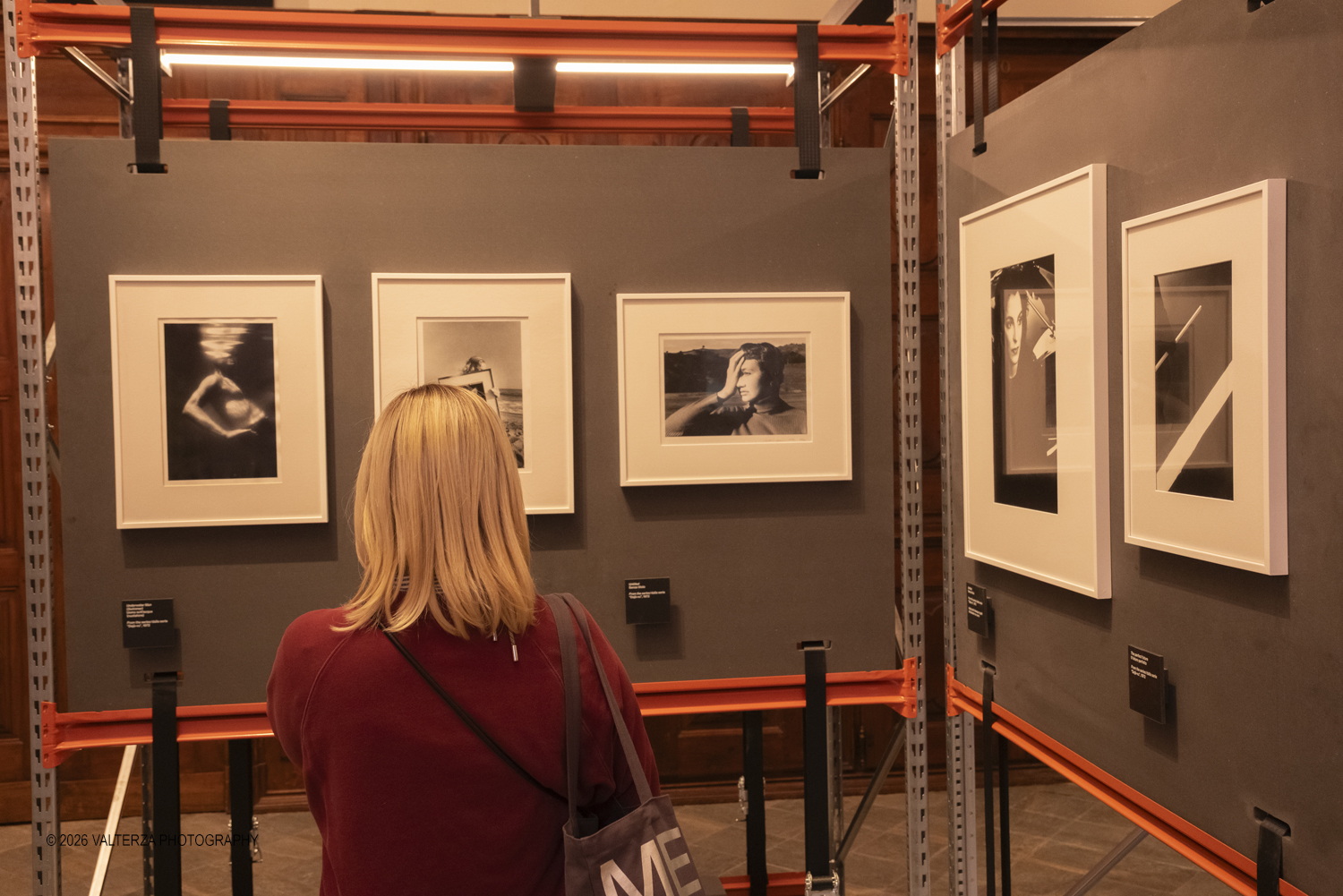 _DSF3133.jpg - 11/04/2026. Torino Archivio di Stato. Mostra "Ralph Gibson Self Exposed"Tramite una selezione di 70 opere che attraversano oltre cinquantâ€™anni di carriera, la mostra rende omaggio a uno dei maestri piÃ¹ influenti della fotografia contemporanea: lâ€™americano Ralph Gibson. Nella foto in visita alla mostra