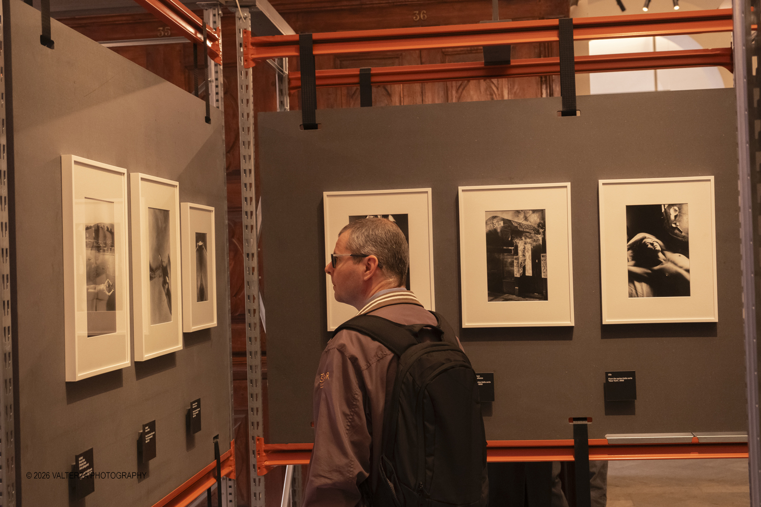 _DSF3147.jpg - 11/04/2026. Torino Archivio di Stato. Mostra "Ralph Gibson Self Exposed"Tramite una selezione di 70 opere che attraversano oltre cinquantâ€™anni di carriera, la mostra rende omaggio a uno dei maestri piÃ¹ influenti della fotografia contemporanea: lâ€™americano Ralph Gibson. Nella foto in visita alla mostra