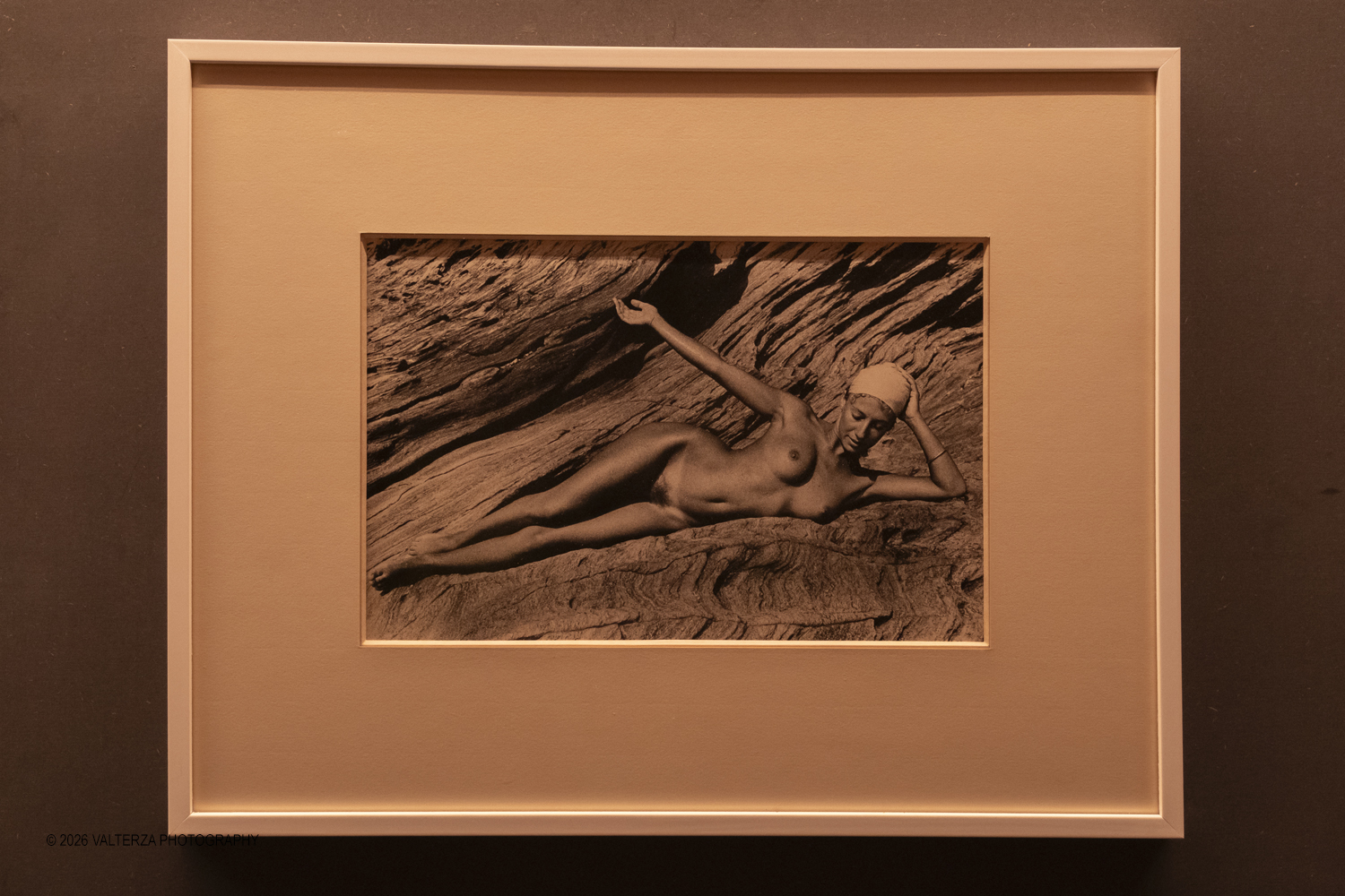 _DSF3206.jpg - 11/04/2026. Torino Archivio di Stato. Mostra "Ralph Gibson Self Exposed"Tramite una selezione di 70 opere che attraversano oltre cinquantâ€™anni di carriera, la mostra rende omaggio a uno dei maestri piÃ¹ influenti della fotografia contemporanea: lâ€™americano Ralph Gibson. Nella foto " Nudo sulle rocce"  dalla serie Chiaroscuro, 1978