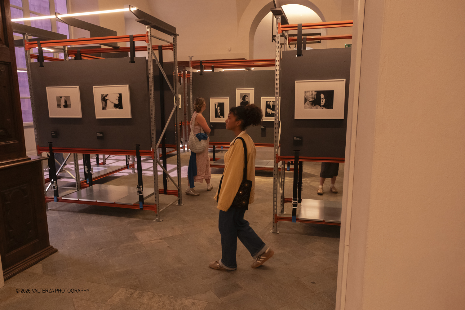 _DSF3212.jpg - 11/04/2026. Torino Archivio di Stato. Mostra "Ralph Gibson Self Exposed"Tramite una selezione di 70 opere che attraversano oltre cinquantâ€™anni di carriera, la mostra rende omaggio a uno dei maestri piÃ¹ influenti della fotografia contemporanea: lâ€™americano Ralph Gibson. Nella foto in visita alla mostra
