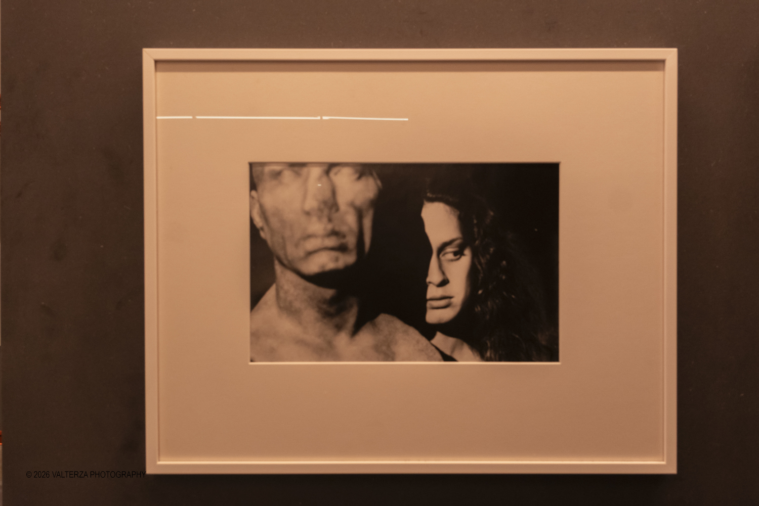 _DSF3216.jpg - 11/04/2026. Torino Archivio di Stato. Mostra "Ralph Gibson Self Exposed"Tramite una selezione di 70 opere che attraversano oltre cinquantâ€™anni di carriera, la mostra rende omaggio a uno dei maestri piÃ¹ influenti della fotografia contemporanea: lâ€™americano Ralph Gibson. Nella foto "Donna con Statua", 1974