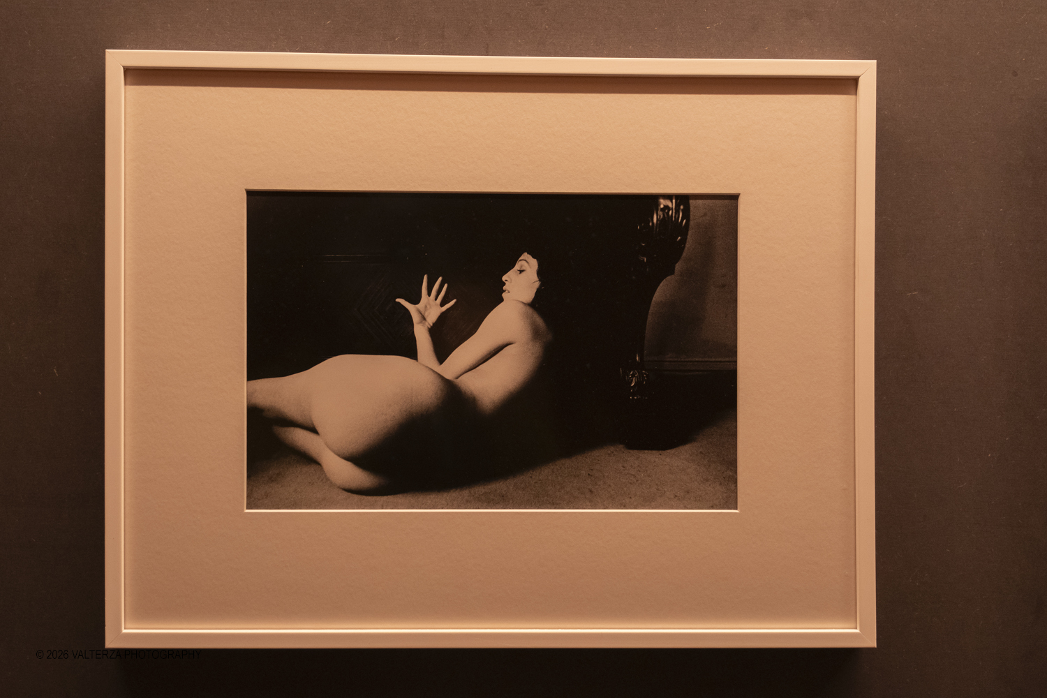 _DSF3225.jpg - 11/04/2026. Torino Archivio di Stato. Mostra "Ralph Gibson Self Exposed"Tramite una selezione di 70 opere che attraversano oltre cinquantâ€™anni di carriera, la mostra rende omaggio a uno dei maestri piÃ¹ influenti della fotografia contemporanea: lâ€™americano Ralph Gibson. Nella foto "Nudo con mano aperta" dalla serie Days at Sea , 1972