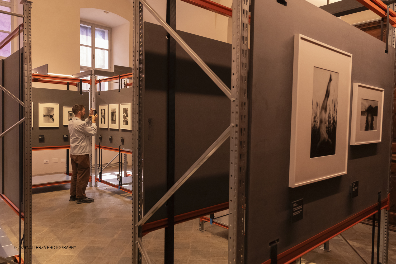 _DSF3235.jpg - 11/04/2026. Torino Archivio di Stato. Mostra "Ralph Gibson Self Exposed"Tramite una selezione di 70 opere che attraversano oltre cinquantâ€™anni di carriera, la mostra rende omaggio a uno dei maestri piÃ¹ influenti della fotografia contemporanea: lâ€™americano Ralph Gibson. Nella foto in visita alla mostra