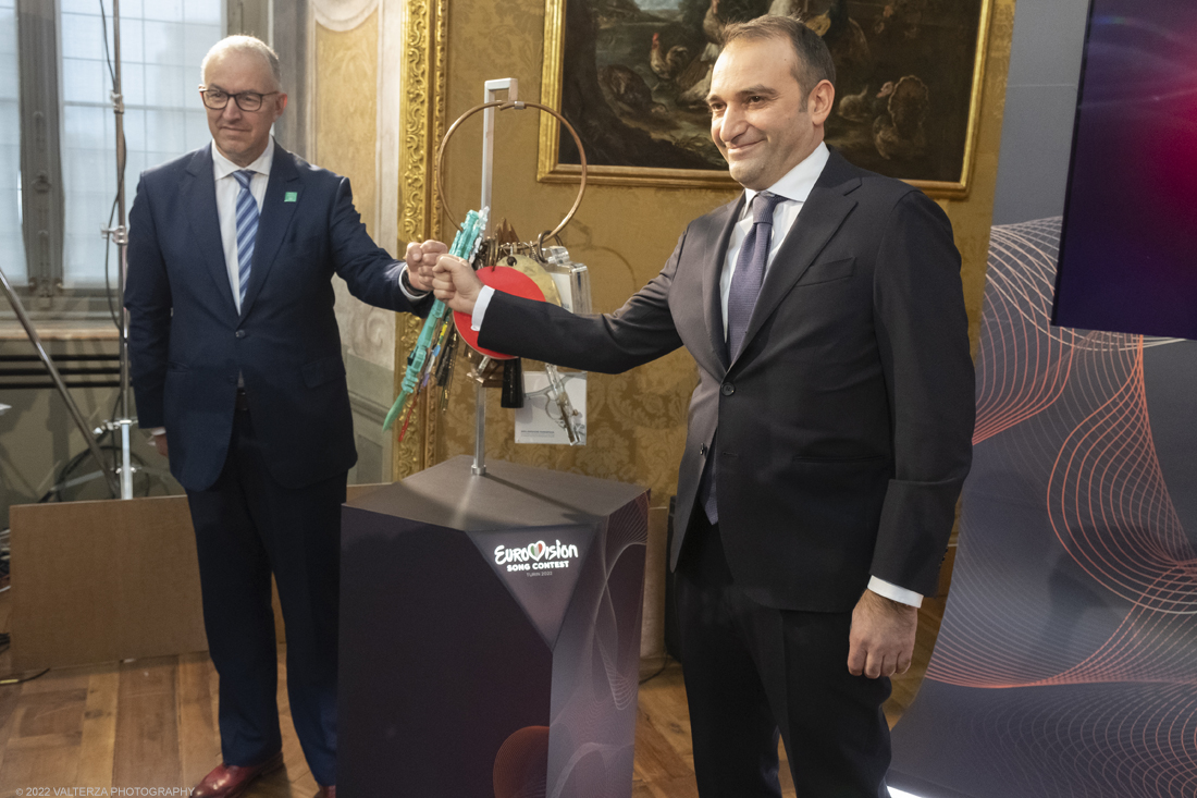 _DSF2230.jpg - 25/01/2022. Torino. Eurovision Song Contest 2022. Nella foto   un momento del passaggio di consegne tra i rappresentanti delle istituzioni olandesi il Sindaco di Rotterdam ed  italiani il Sindaco di Torino