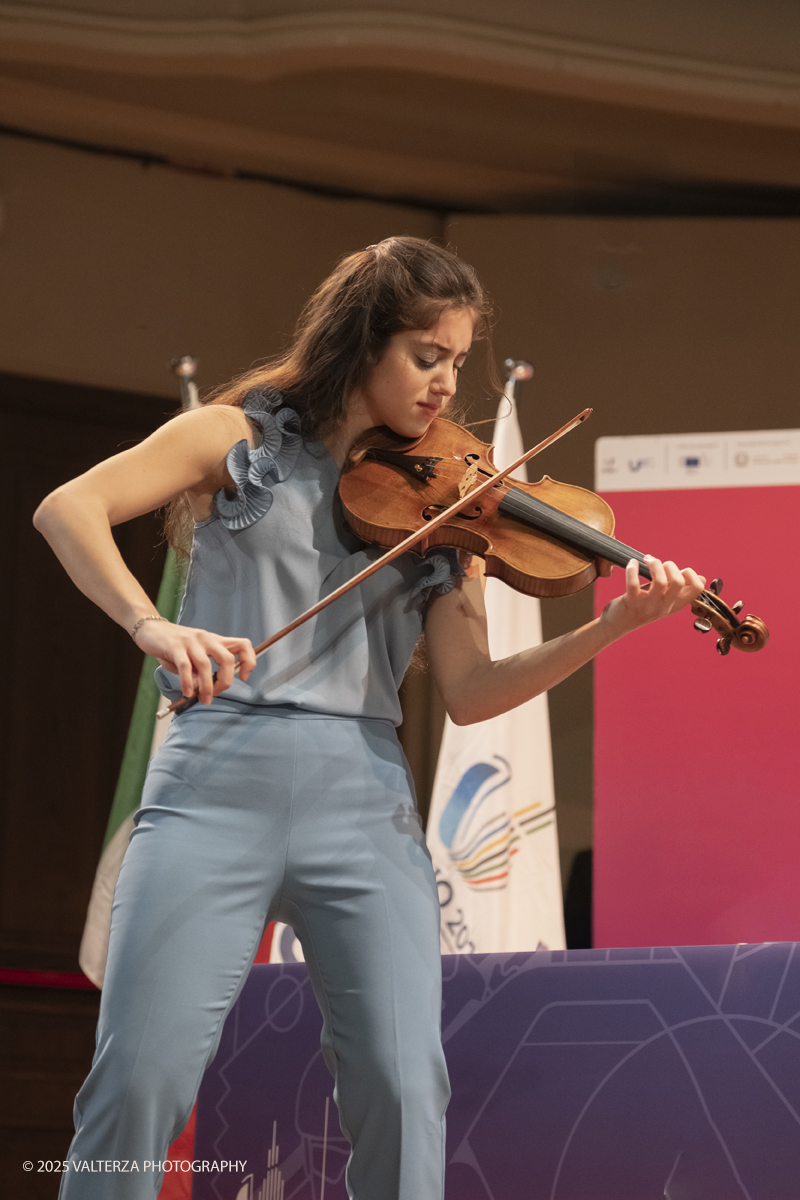 _DSF4166.jpg - 12)01/2025. Torino. FISU World University GamesOpening Press Conference. Nella foto  la violoinista Letizia Gullino suona lo Stradivari del 1709 del conservatorio Giuseppe Verdi di Torino