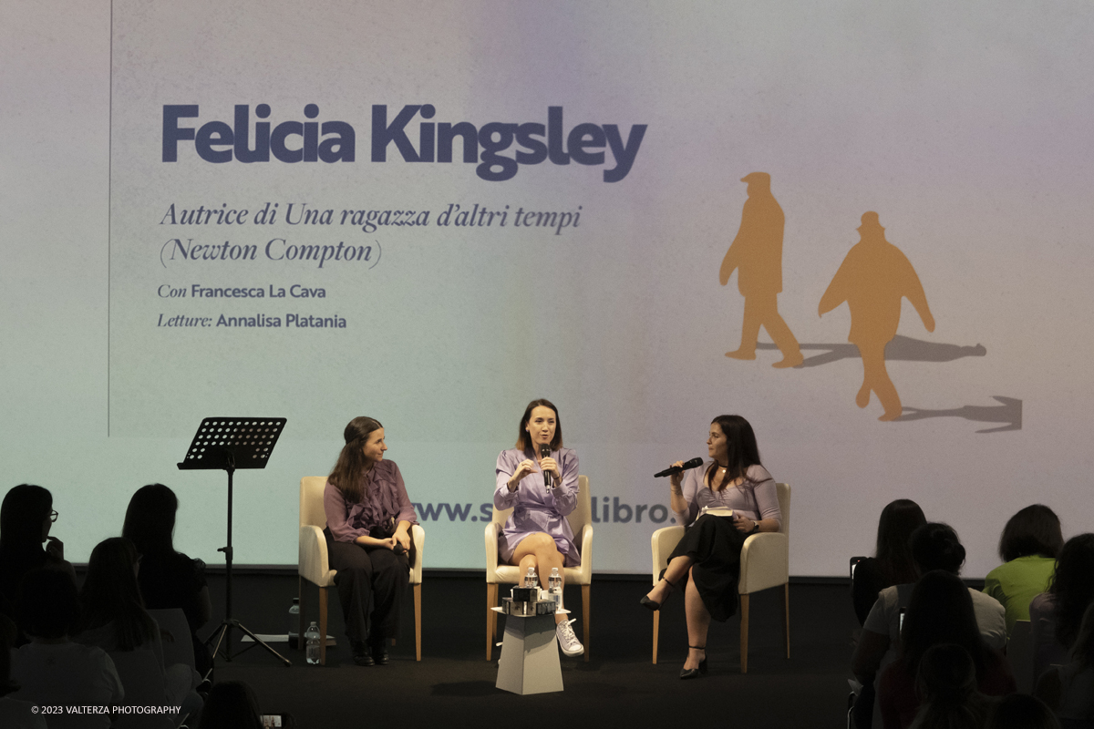 _DSF9574.jpg - 07/10/2023.Torino. Felicia Kingsley, pseudonimo di Serena Artioli, autrice di nove romanzi bestseller, a Portici di Carta con il fresco successo Una ragazza dâ€™altri tempi (Newton Compton) in dialogo con la booktoker Francesca La Cava e con letture a cura della doppiatrice Annalisa Platania. Nella foto Felicia Kingsley Annalisa Platania e Francesca La Cava