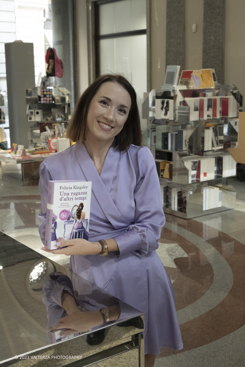 _DSF9665.jpg - 07/10/2023.Torino. Felicia Kingsley, pseudonimo di Serena Artioli, autrice di nove romanzi bestseller, a Portici di Carta con il fresco successo Una ragazza dâ€™altri tempi (Newton Compton) in dialogo con la booktoker Francesca La Cava e con letture a cura della doppiatrice Annalisa Platania. Nella foto   Felicia Kingsley con il suo ultimo successo Una ragazza d'altri tempi