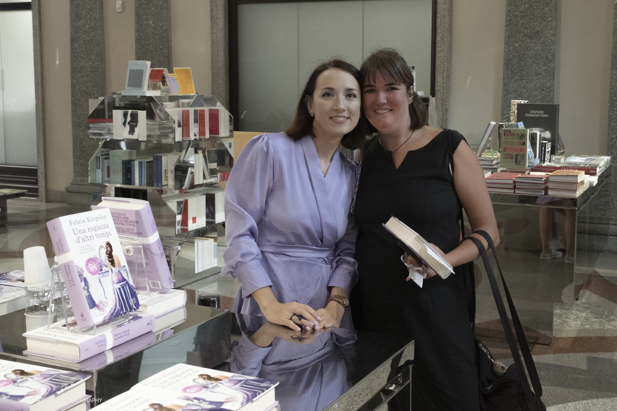 _DSF9687.jpg - 07/10/2023.Torino. Felicia Kingsley, pseudonimo di Serena Artioli, autrice di nove romanzi bestseller, a Portici di Carta con il fresco successo Una ragazza dâ€™altri tempi (Newton Compton) in dialogo con la booktoker Francesca La Cava e con letture a cura della doppiatrice Annalisa Platania. Nella foto Felicia Kingsley  al firmalibro per una sua fan