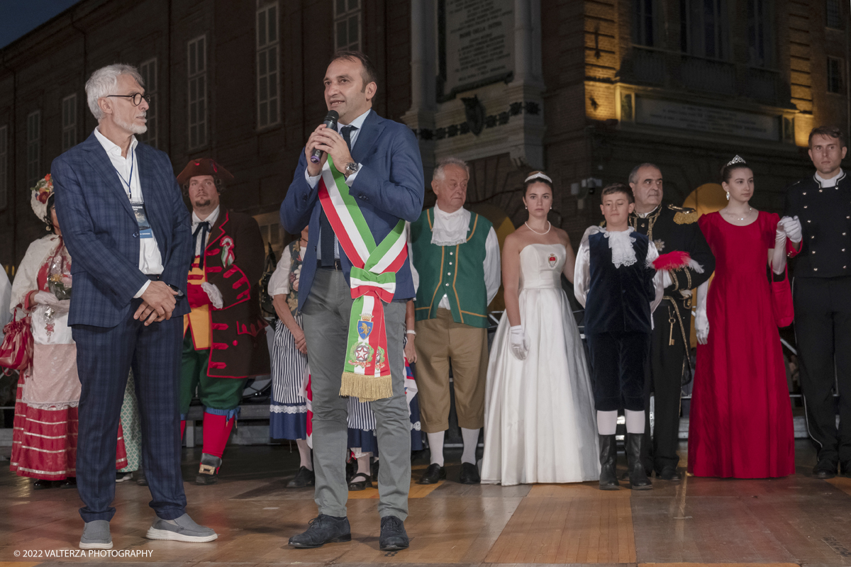 _DSF8912.jpg - 23/01/2022. Torino. Eâ€™ caduto verso Porta Nuova  il Toro fissato in cima al FarÃ² che dÃ  il via ai festeggiamenti di San Giovanni, patrono di TorinoSecondo la leggenda, per la cittÃ , sarÃ  un anno fortunato.  Nella foto dal palco eretto in piazza Castello il Sindaco  di Torino Lo Russo annuncia l'accensione del FarÃ²